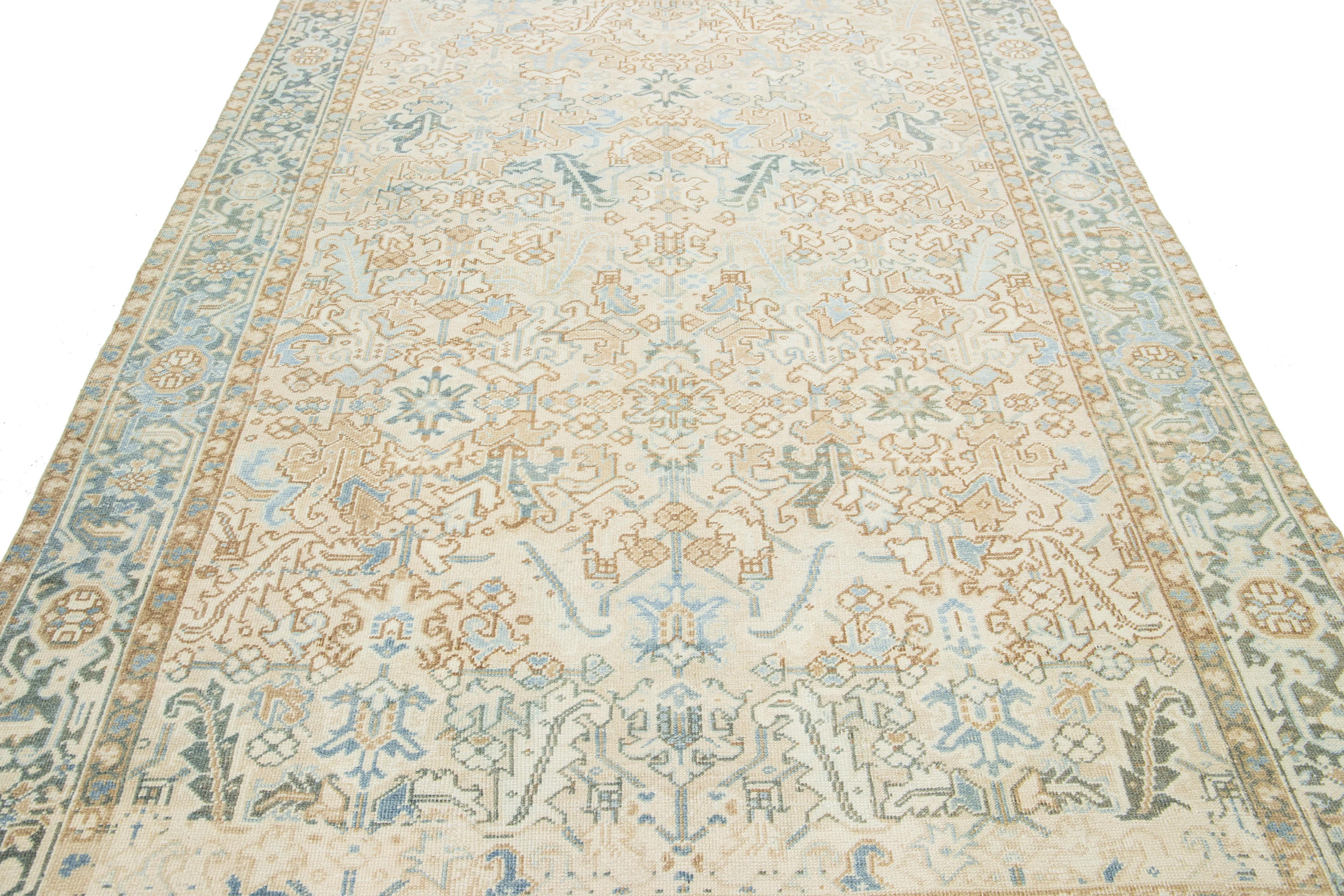 Antiker persischer Heriz-Wollteppich in Beige mit Allover-Muster, handgefertigt im Angebot 1