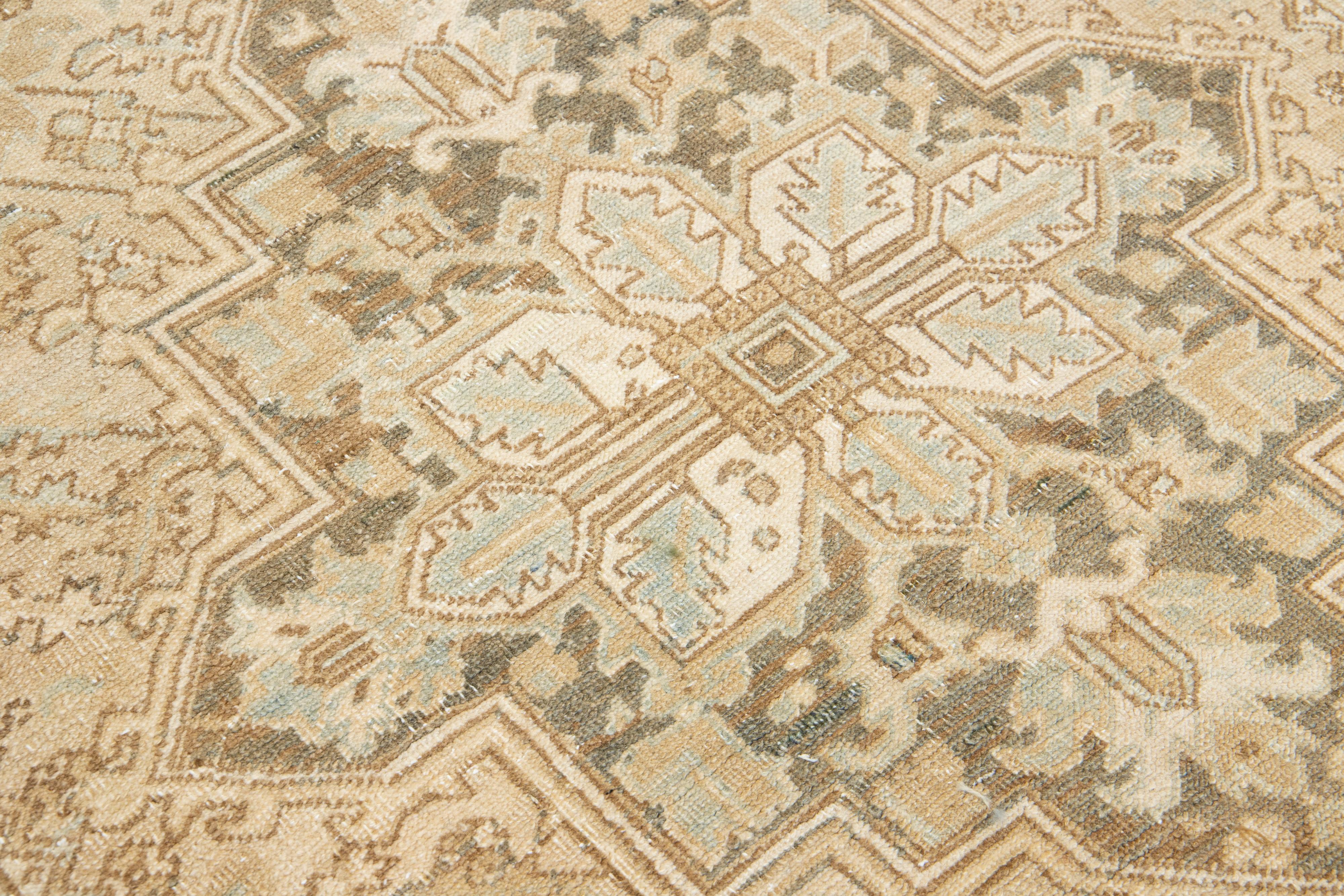 Tapis persan Heriz fait à la main en beige avec motif de médaillon en vente 2
