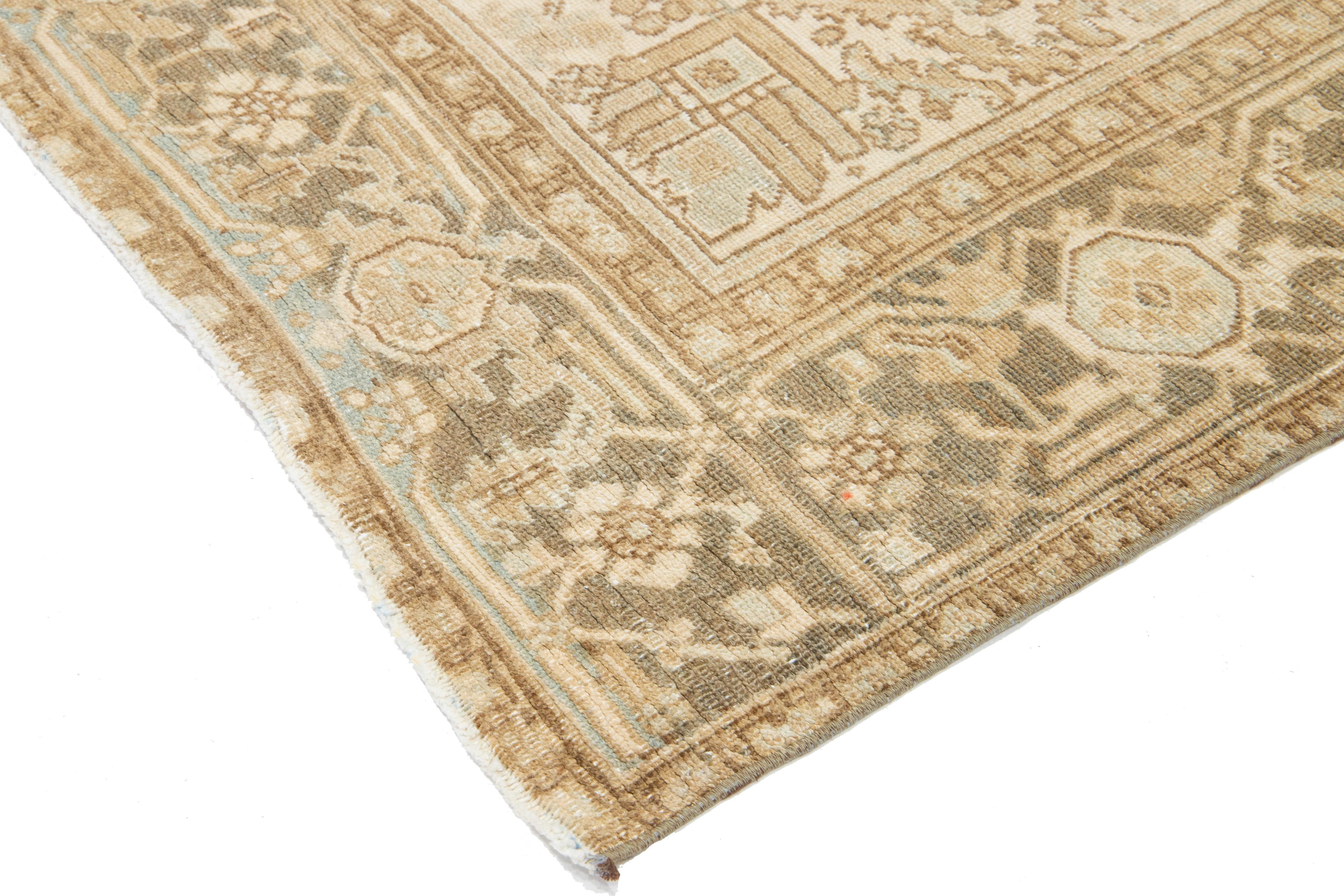 Tapis persan Heriz fait à la main en beige avec motif de médaillon en vente 3