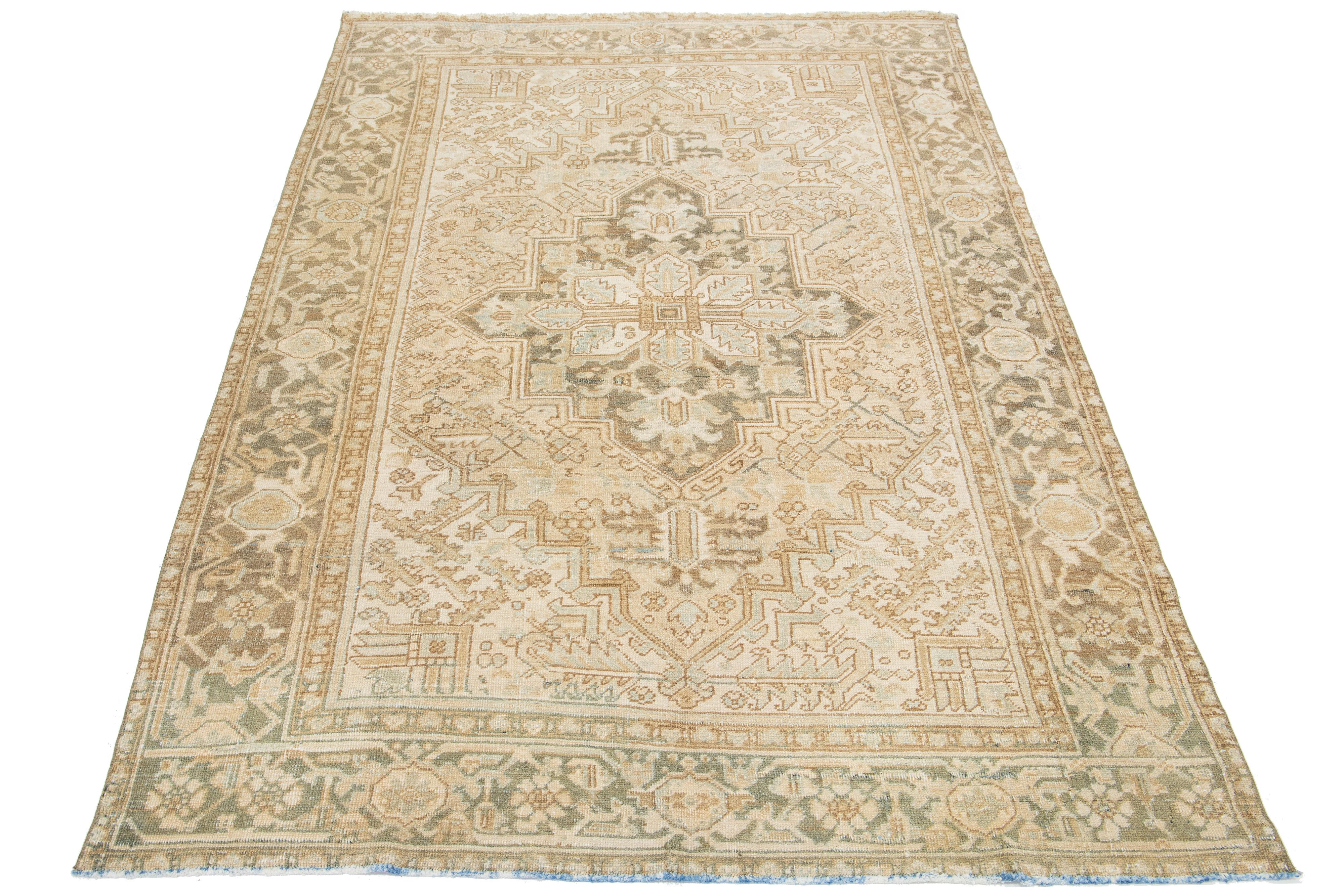 Ce tapis persan antique en laine Eiz présente un motif beige envoûtant, élégamment mis en valeur sur un fond beige riche et profond.

Ce tapis mesure 6'2