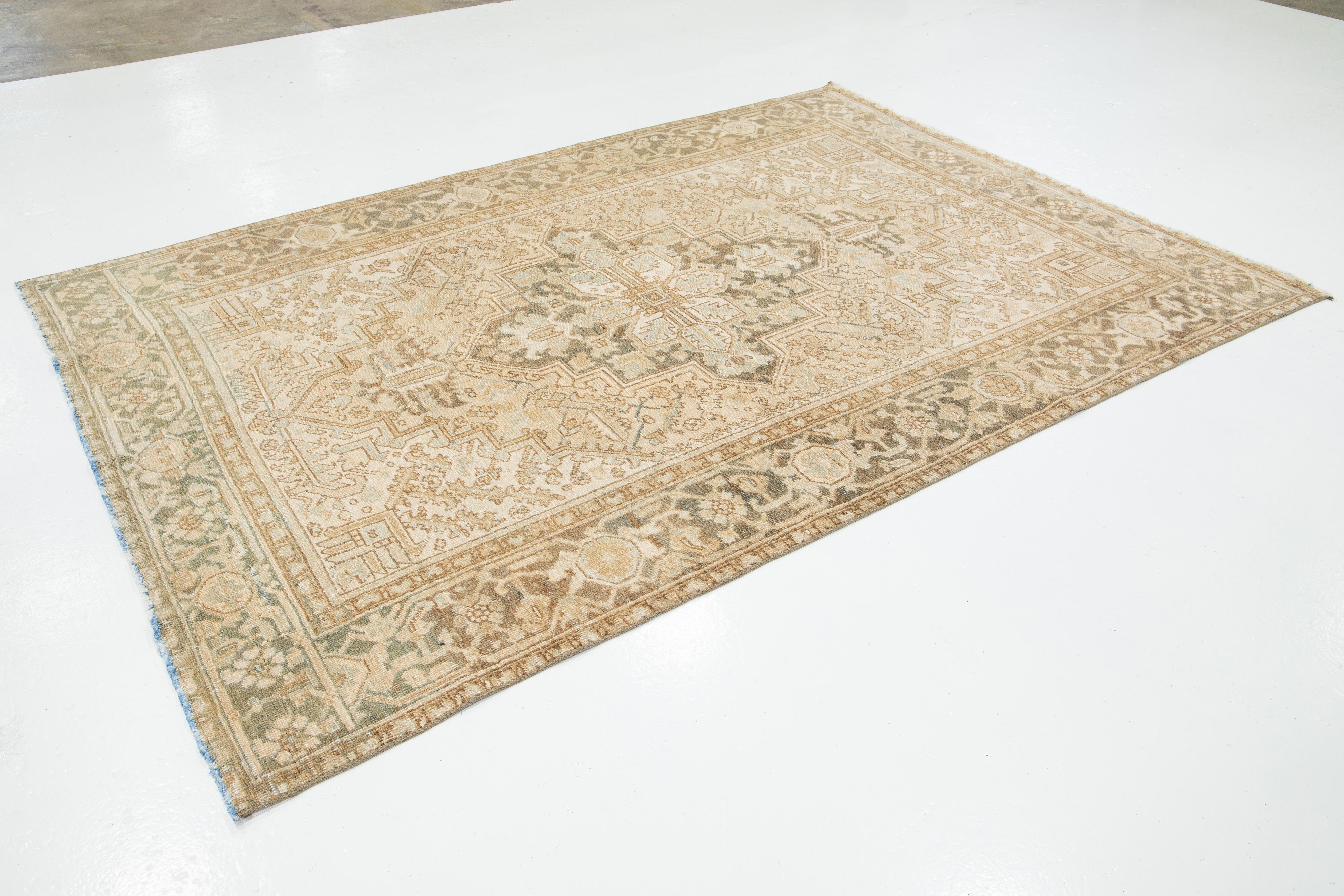 Heriz Serapi Tapis persan Heriz fait à la main en beige avec motif de médaillon en vente