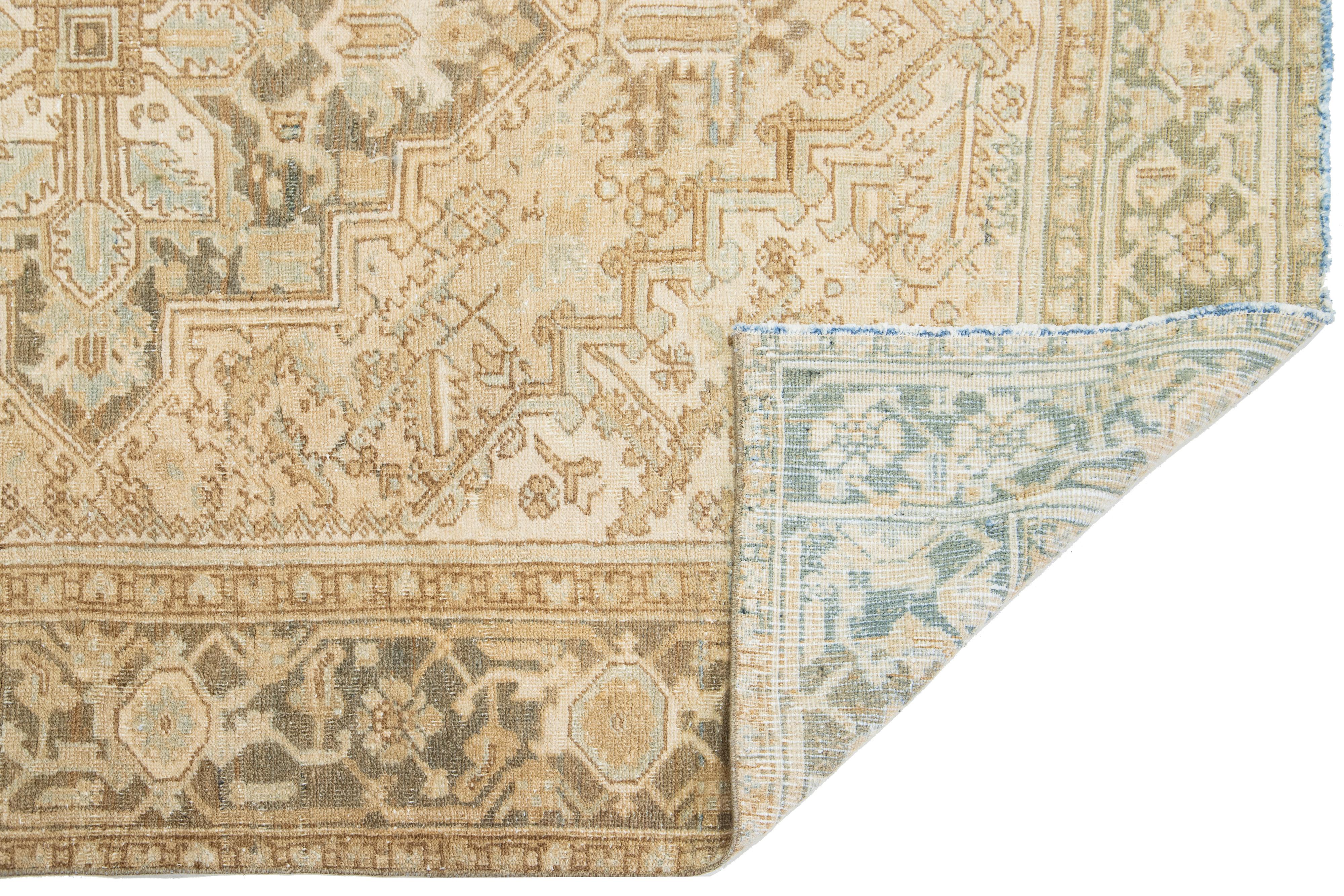 Perse Tapis persan Heriz fait à la main en beige avec motif de médaillon en vente