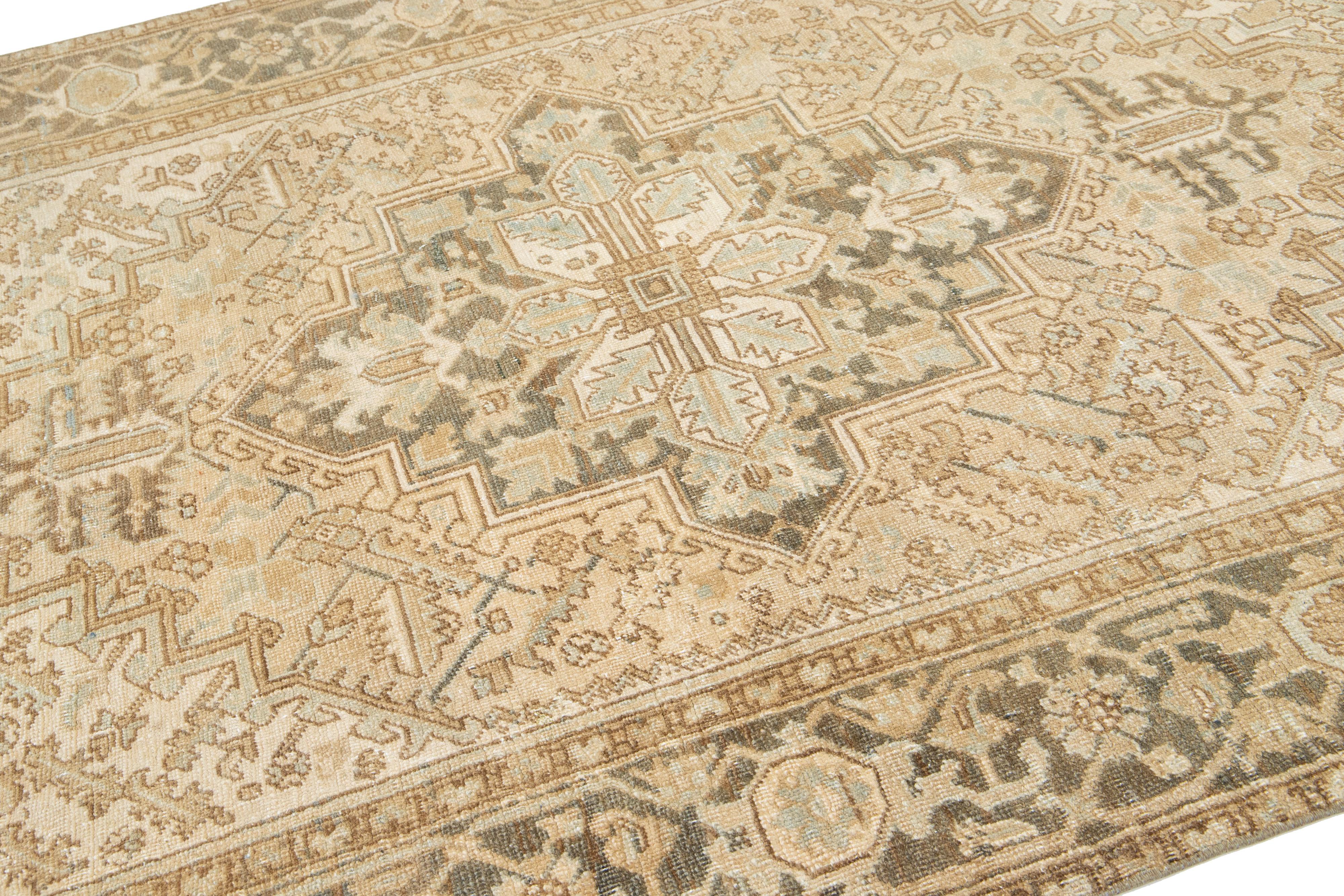 Noué à la main Tapis persan Heriz fait à la main en beige avec motif de médaillon en vente