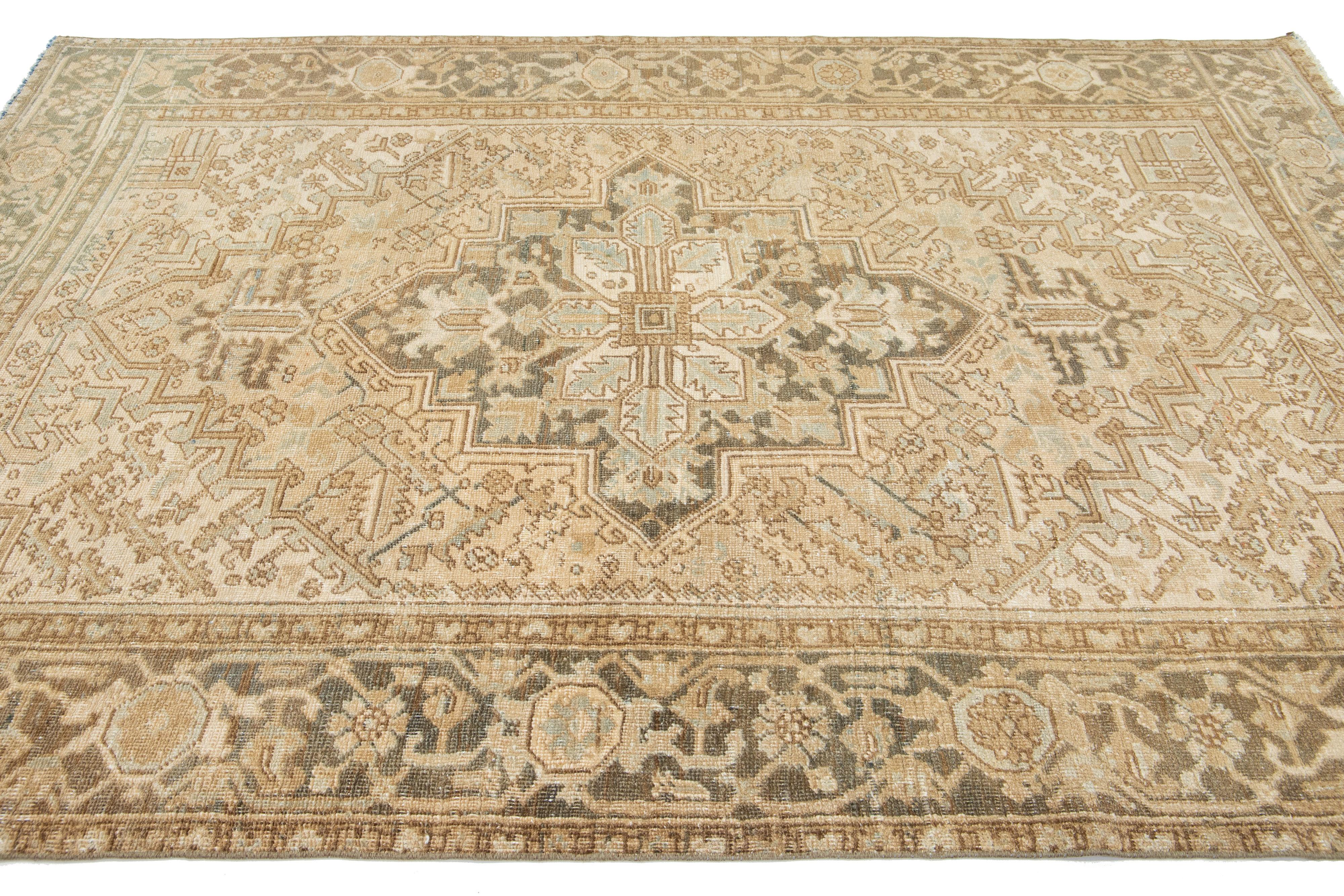 Tapis persan Heriz fait à la main en beige avec motif de médaillon Bon état - En vente à Norwalk, CT