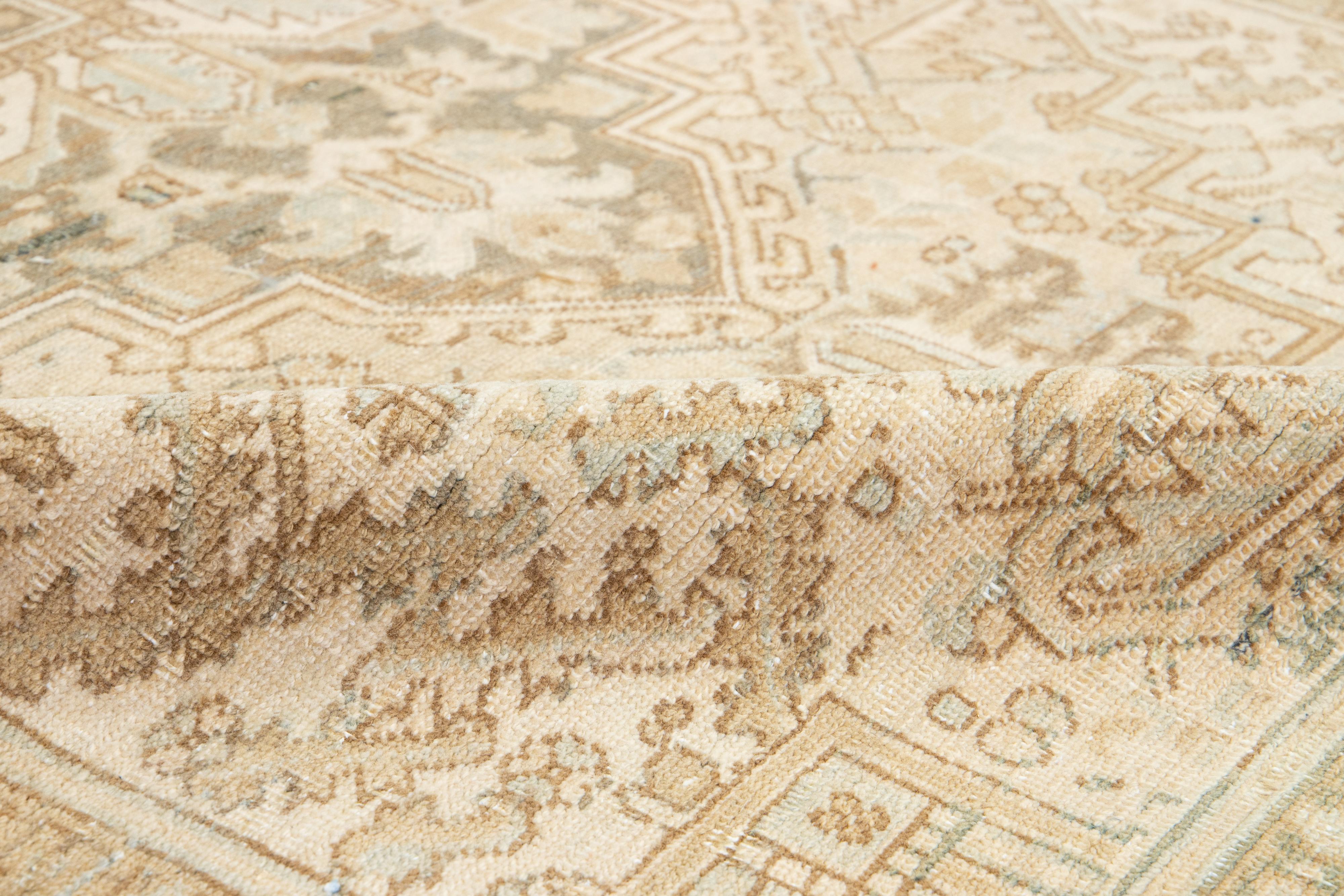 20ième siècle Tapis persan Heriz fait à la main en beige avec motif de médaillon en vente