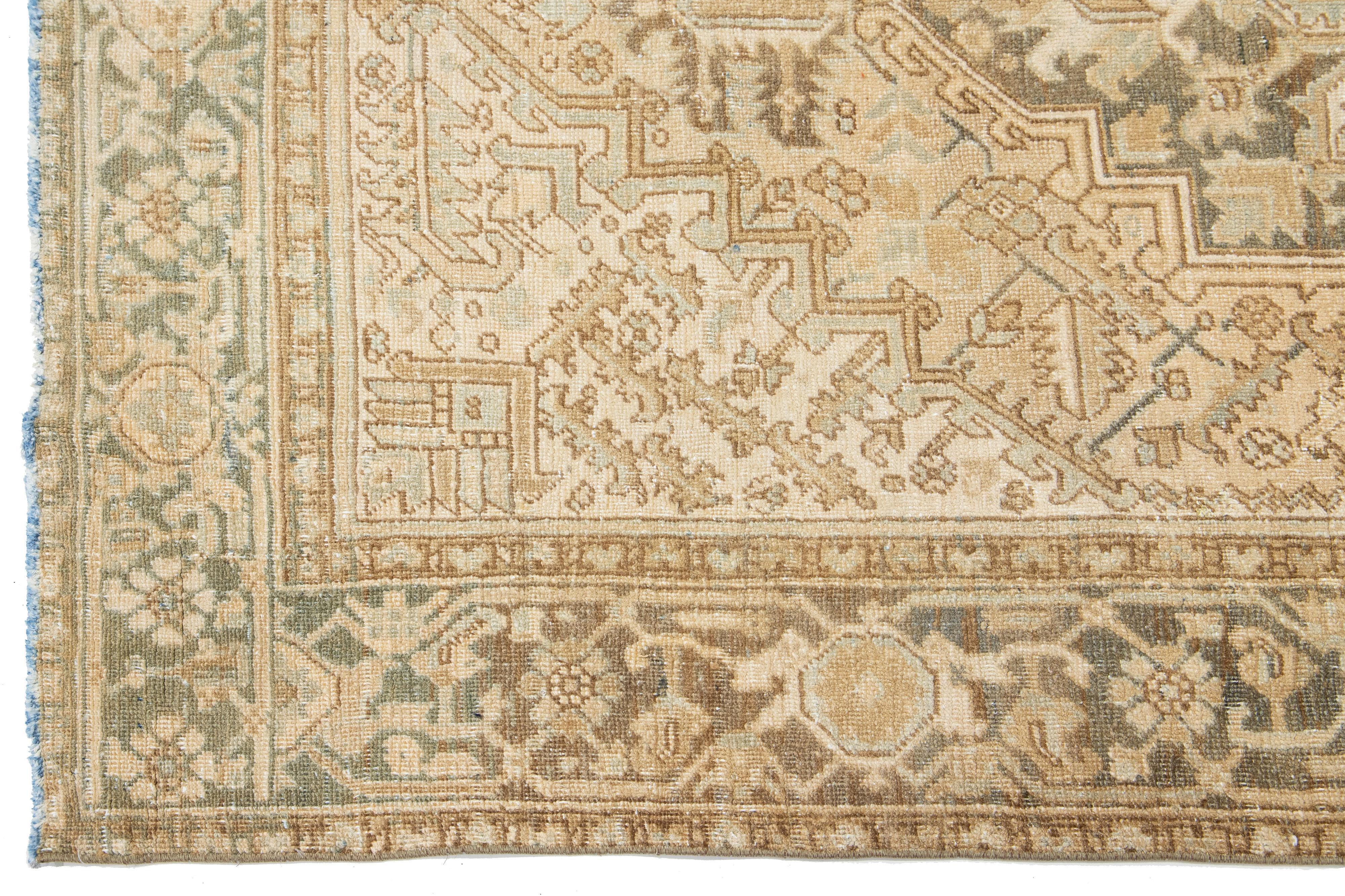 Laine Tapis persan Heriz fait à la main en beige avec motif de médaillon en vente