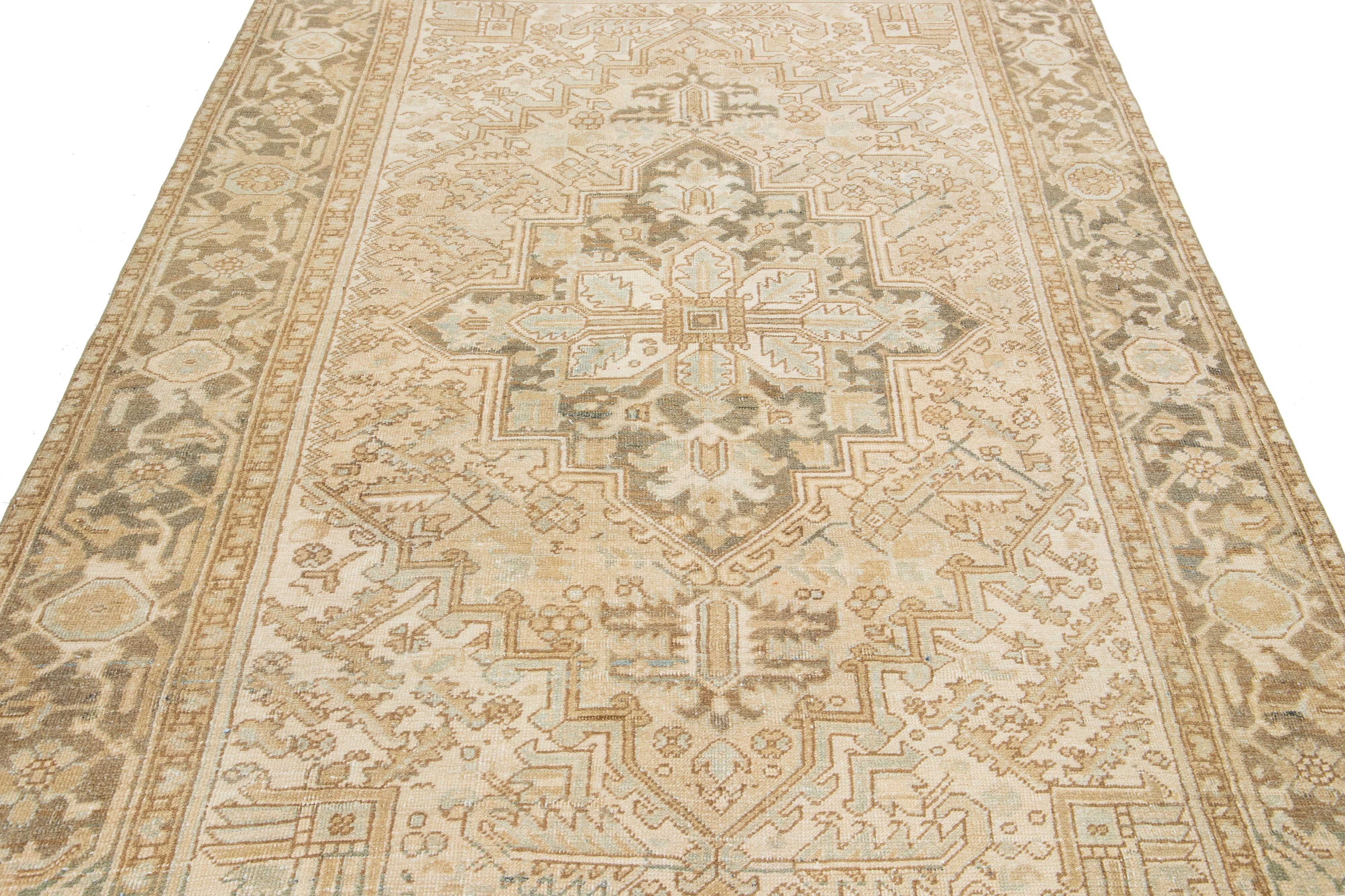 Tapis persan Heriz fait à la main en beige avec motif de médaillon en vente 1