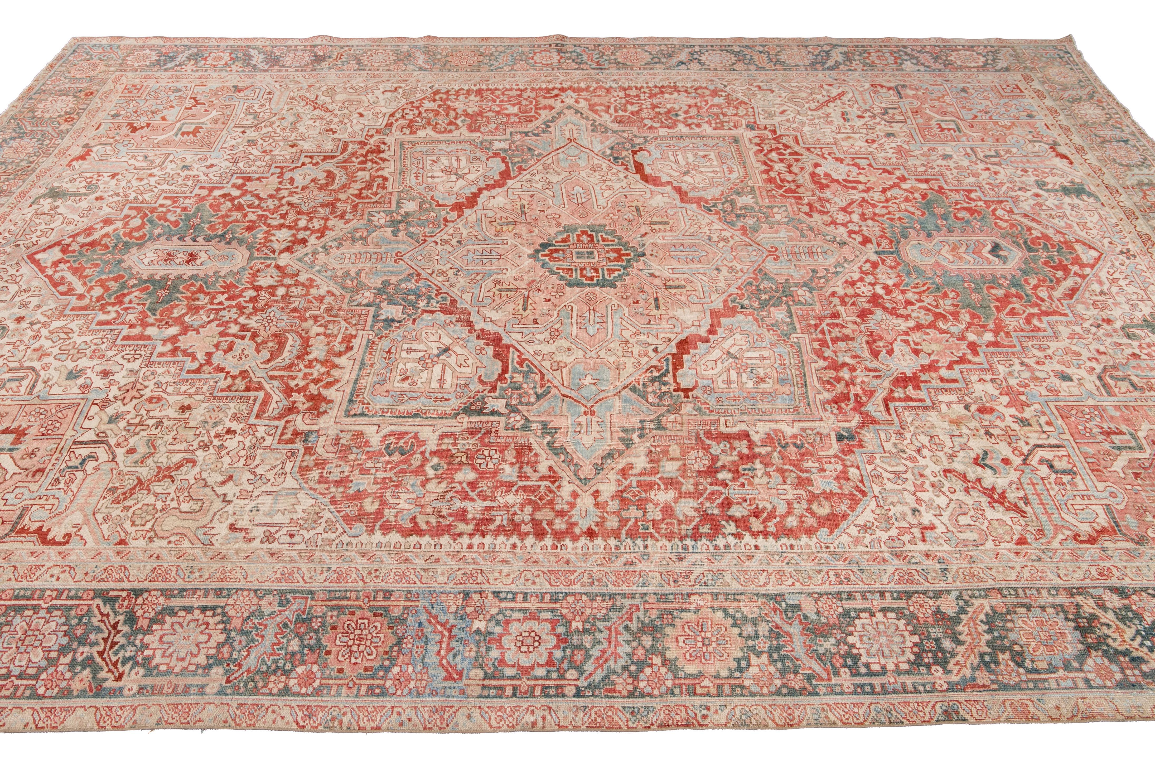 Antiker persischer Heriz-Wollteppich, handgefertigt in Rot mit Medaillon-Motiv (Heriz Serapi) im Angebot