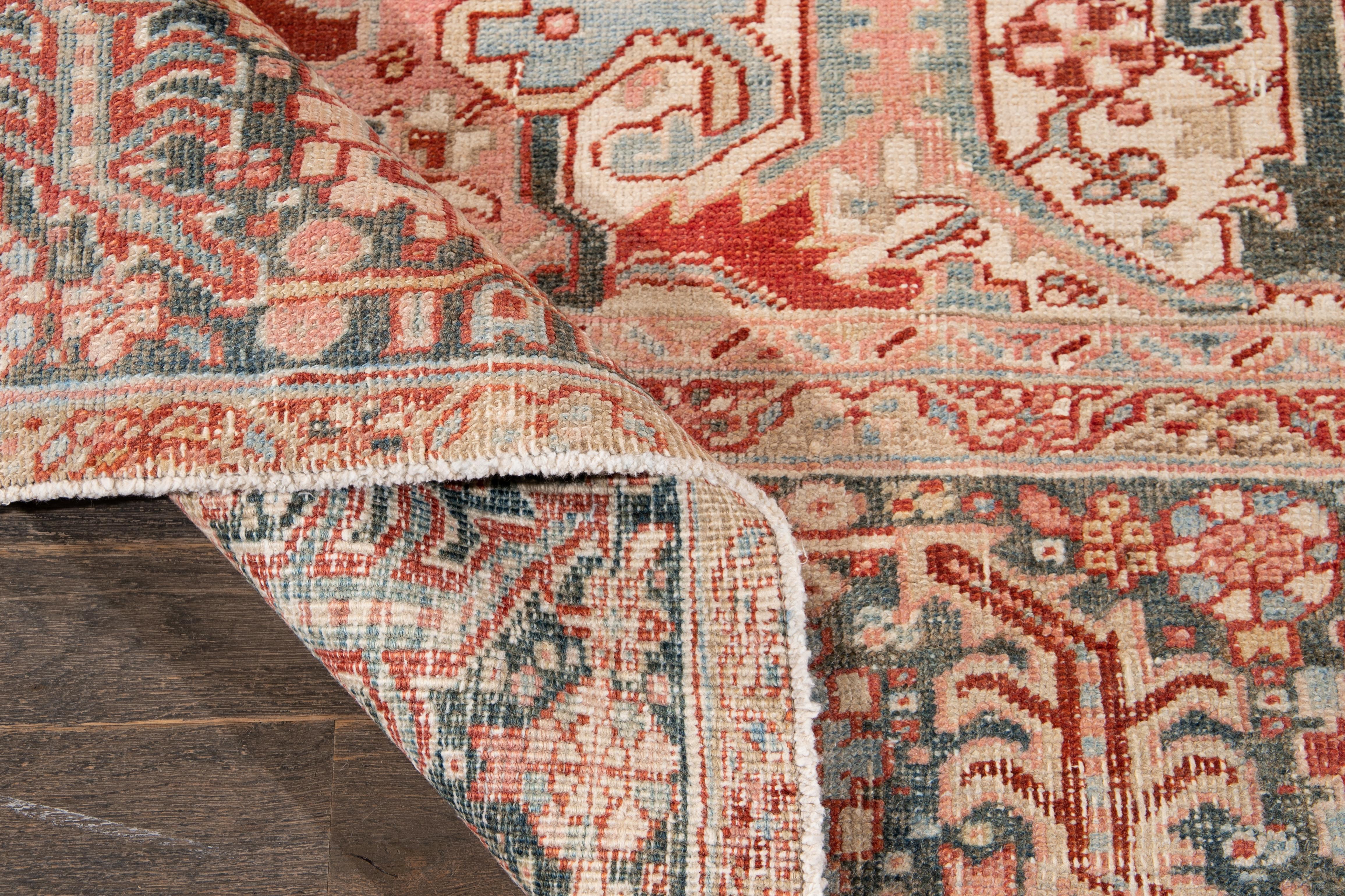 Antiker persischer Heriz-Wollteppich, handgefertigt in Rot mit Medaillon-Motiv (Persisch) im Angebot