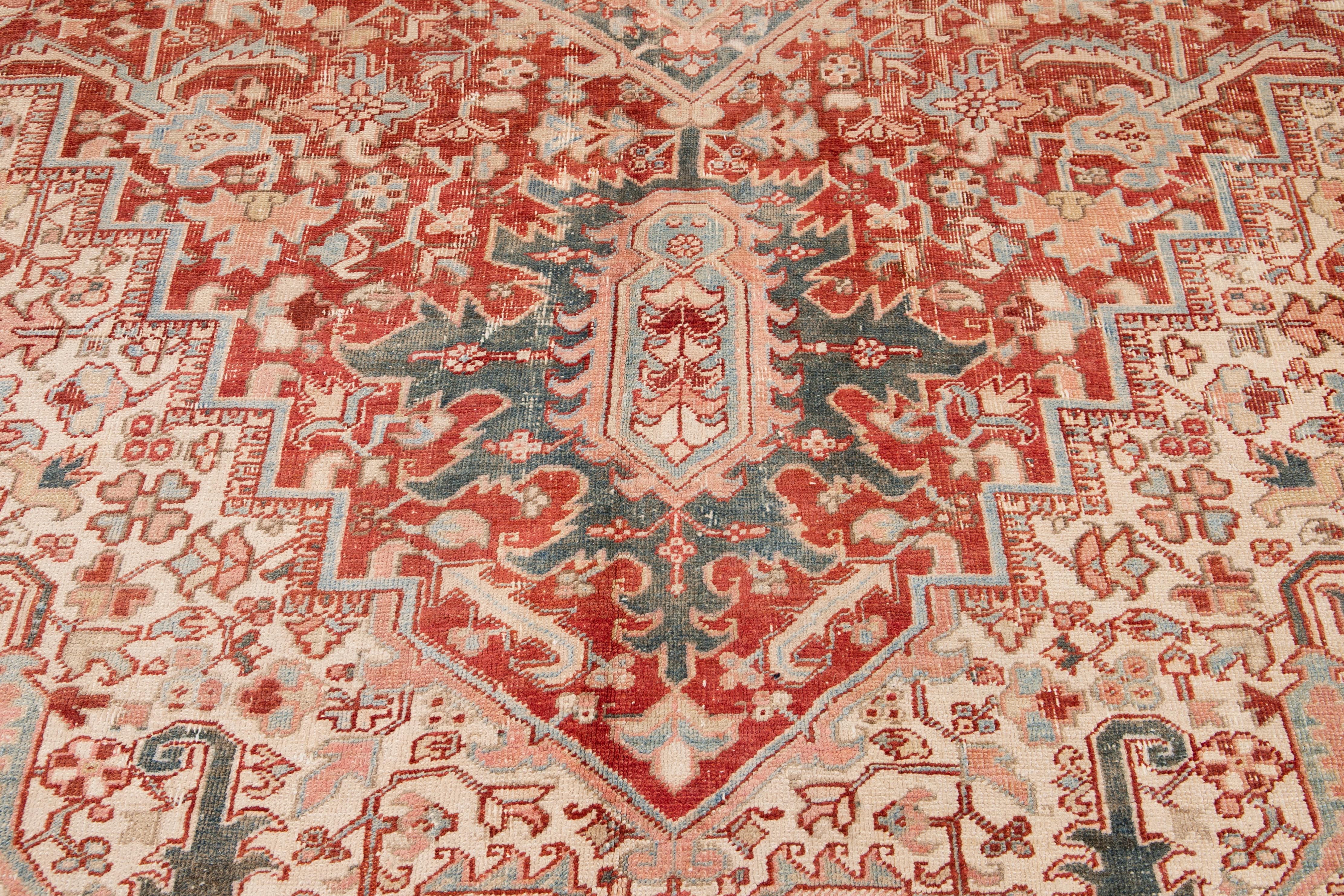 Antiker persischer Heriz-Wollteppich, handgefertigt in Rot mit Medaillon-Motiv im Zustand „Gut“ im Angebot in Norwalk, CT