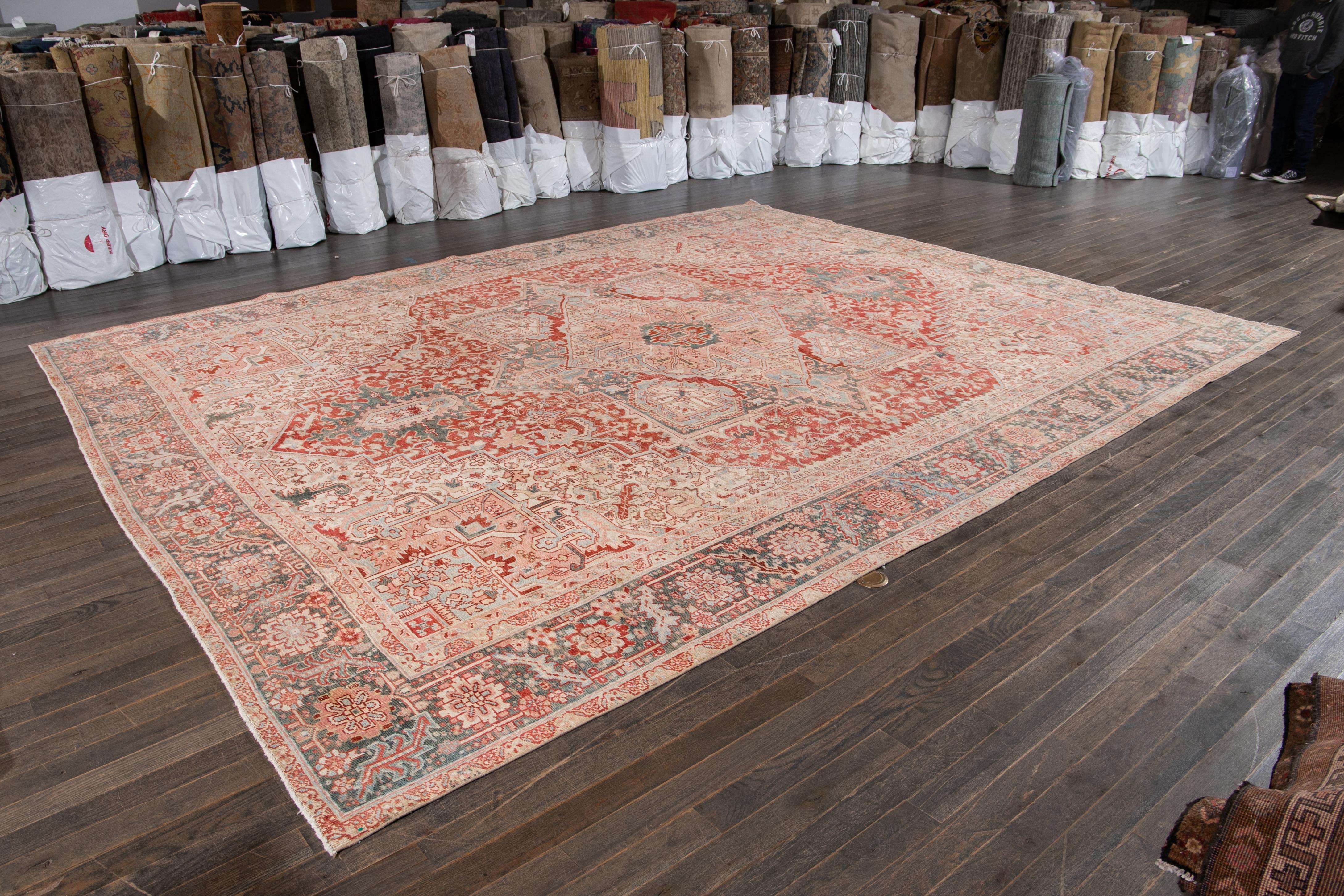 Antiker persischer Heriz-Wollteppich, handgefertigt in Rot mit Medaillon-Motiv im Angebot 1