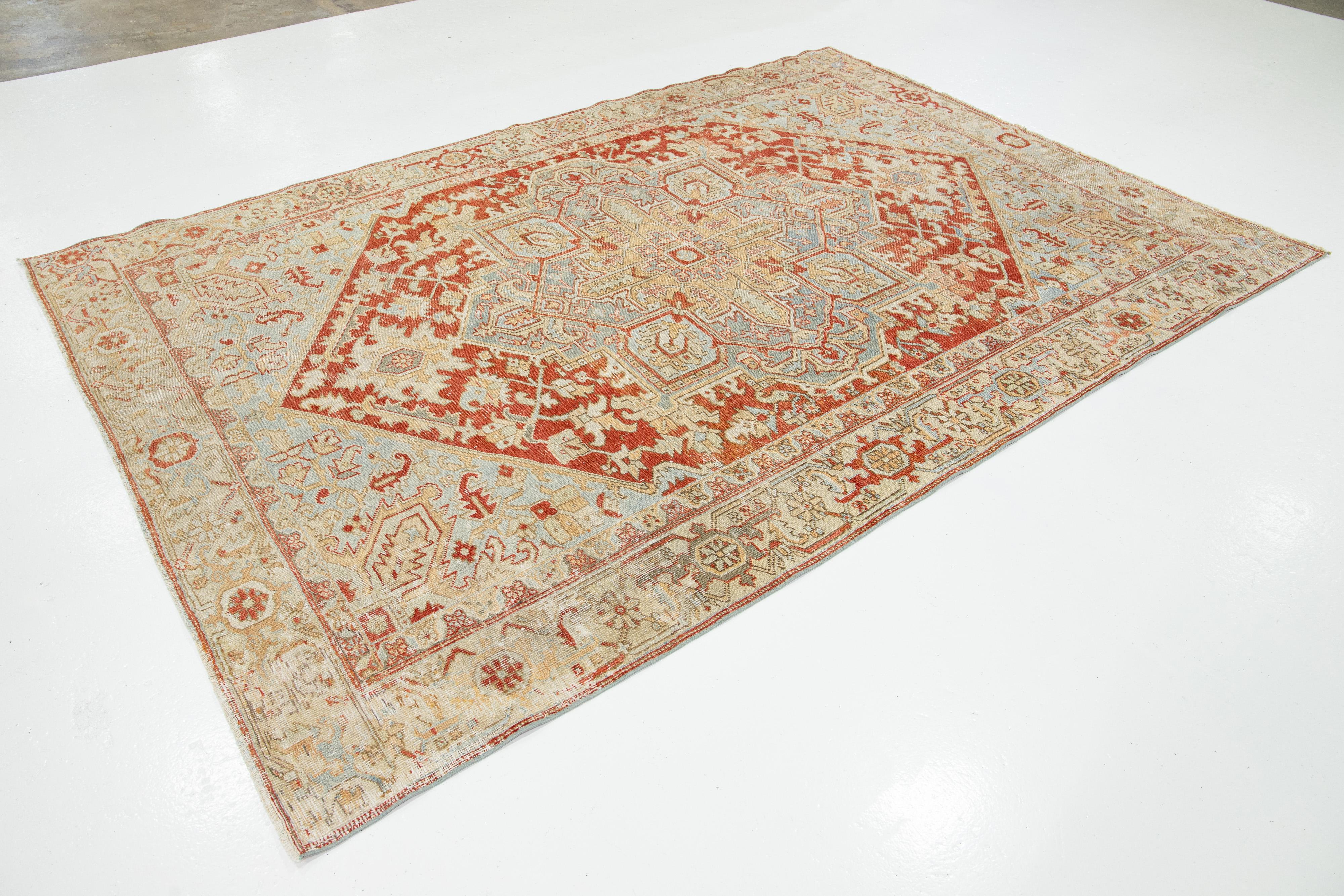 Heriz Serapi Tapis persan Heriz fait à la main en rouille avec motif de médaillon en vente