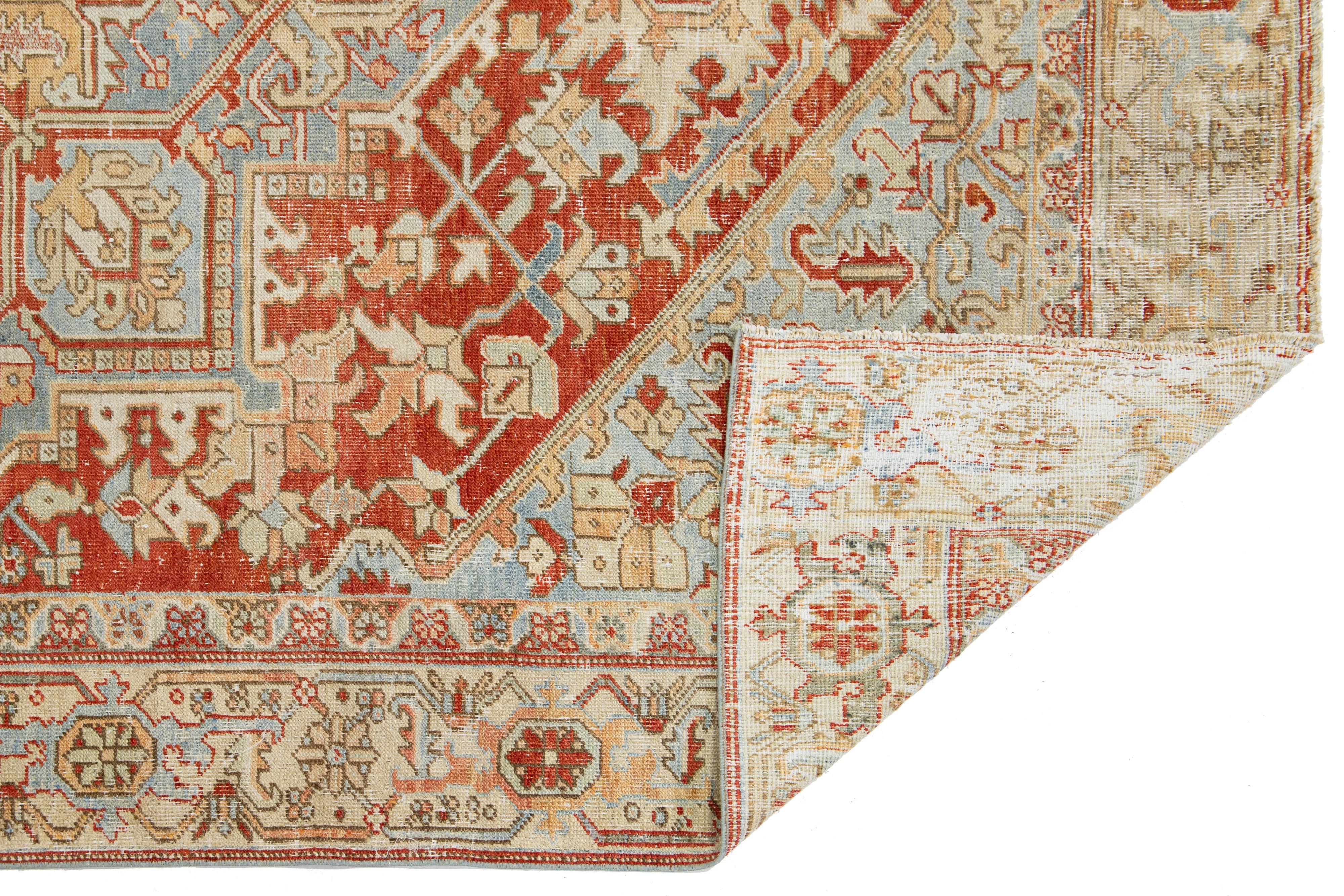 Noué à la main Tapis persan Heriz fait à la main en rouille avec motif de médaillon en vente