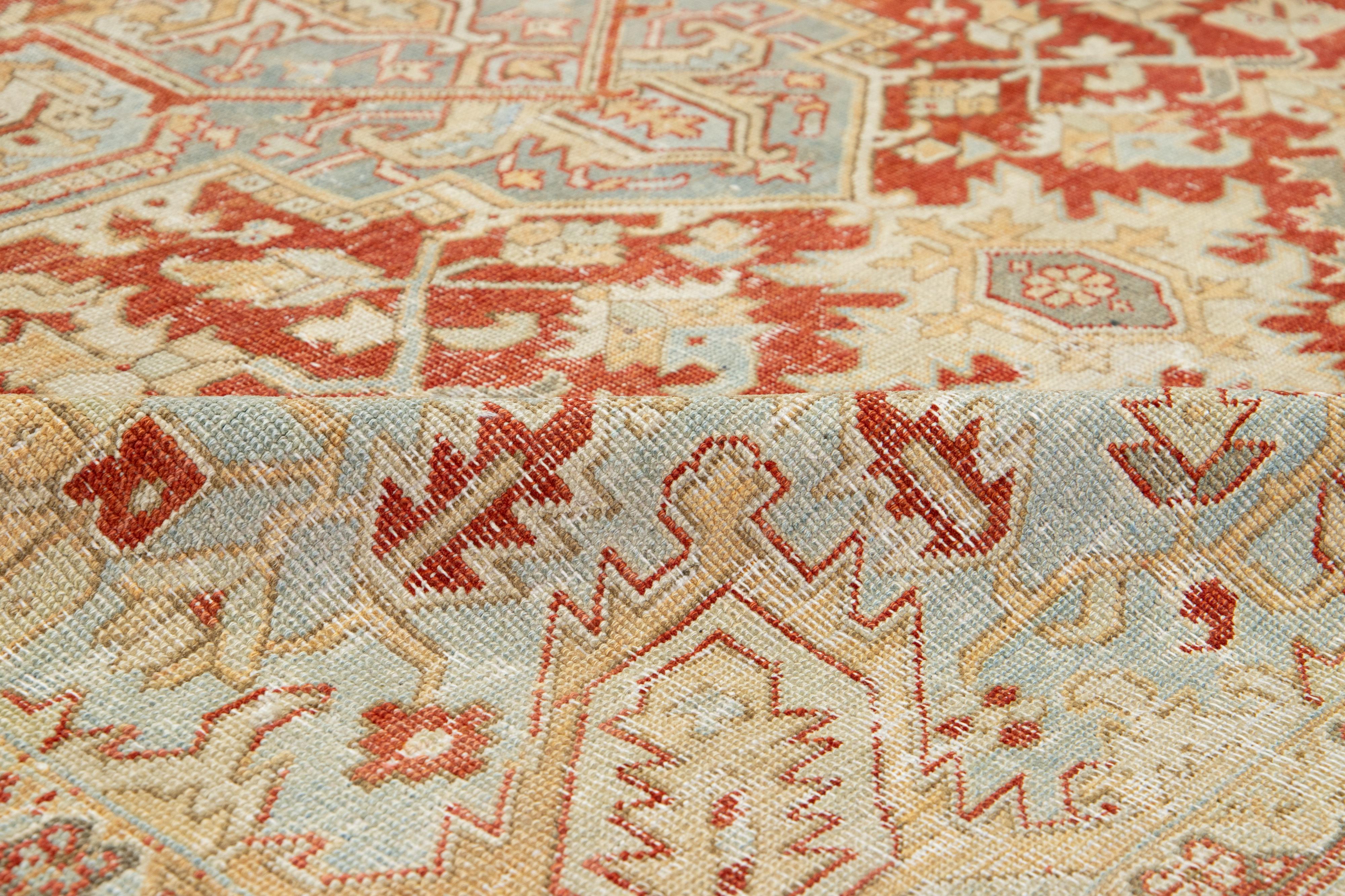 20ième siècle Tapis persan Heriz fait à la main en rouille avec motif de médaillon en vente