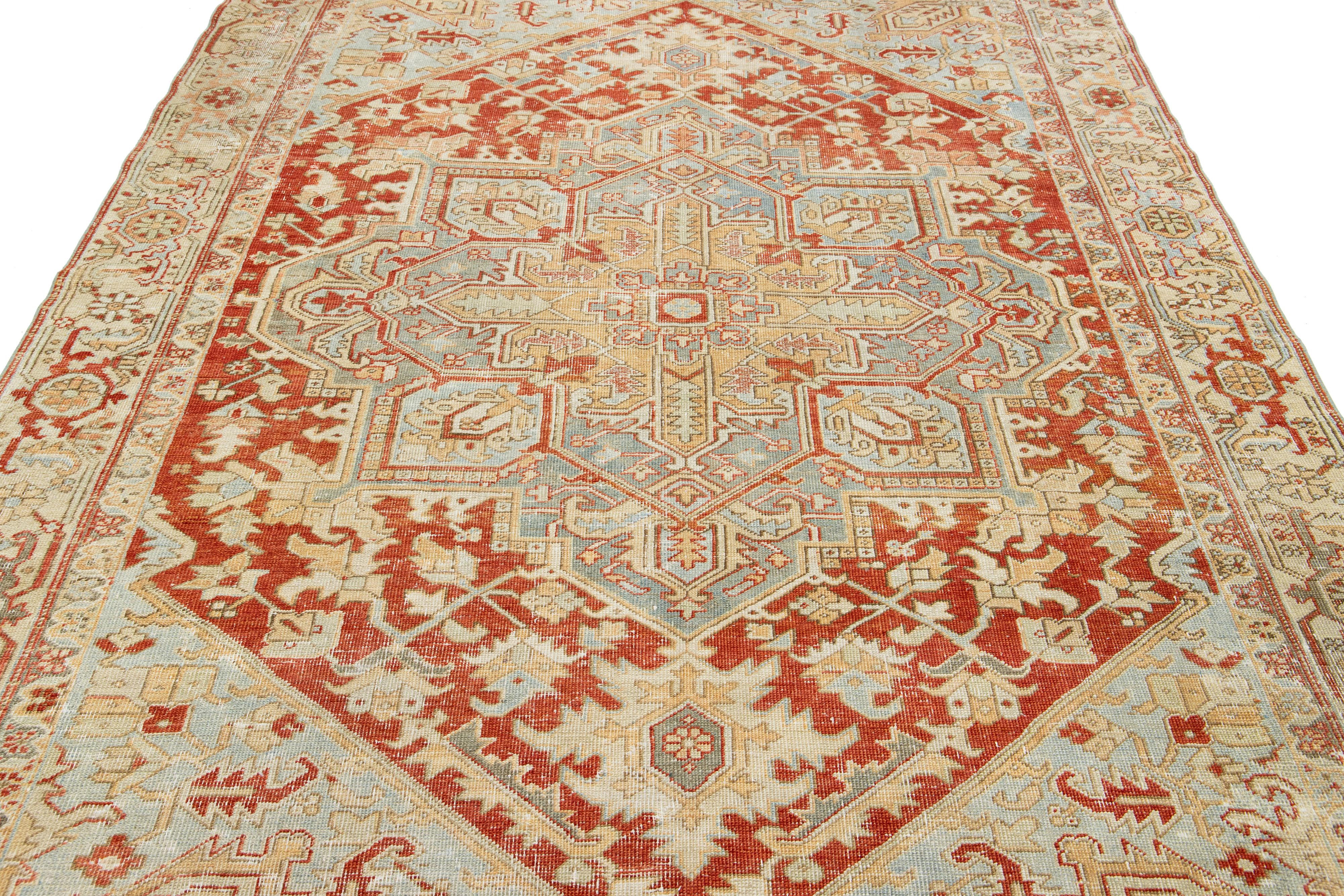 Tapis persan Heriz fait à la main en rouille avec motif de médaillon en vente 1