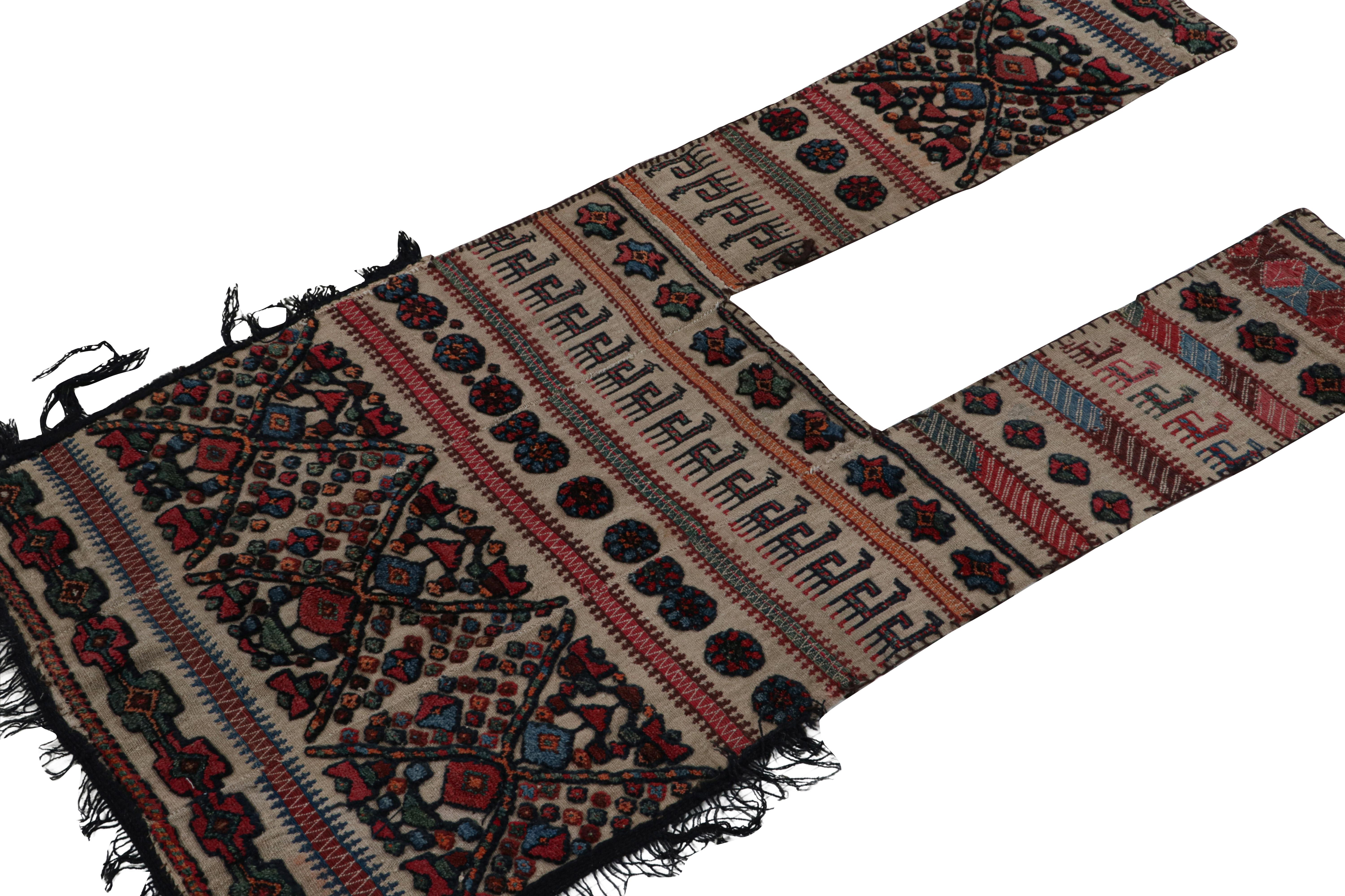 Dieses handgewebte Wolltuch (ca. 1890-1900) mit einer Größe von 3x9 ist eine antike persische Pferdedecke und Tasche mit Stammesherkunft. 

Über das Design: 

Kenner werden feststellen, dass dieses Stück geöffnet wurde, ähnlich wie andere persische