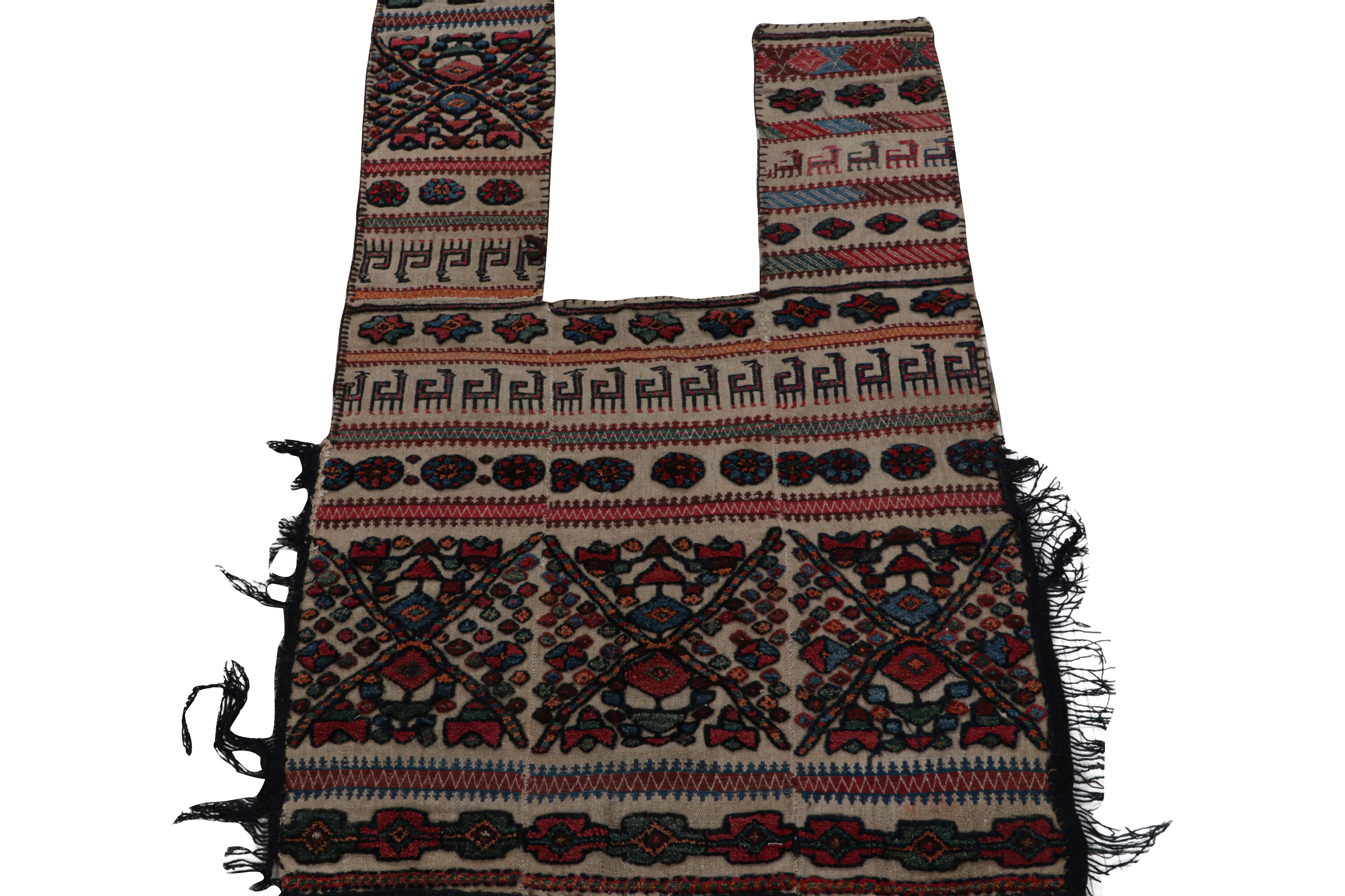 Tribal Revêtement cheval persan ancien à motifs géométriques colorés, de Rug & Kilim en vente