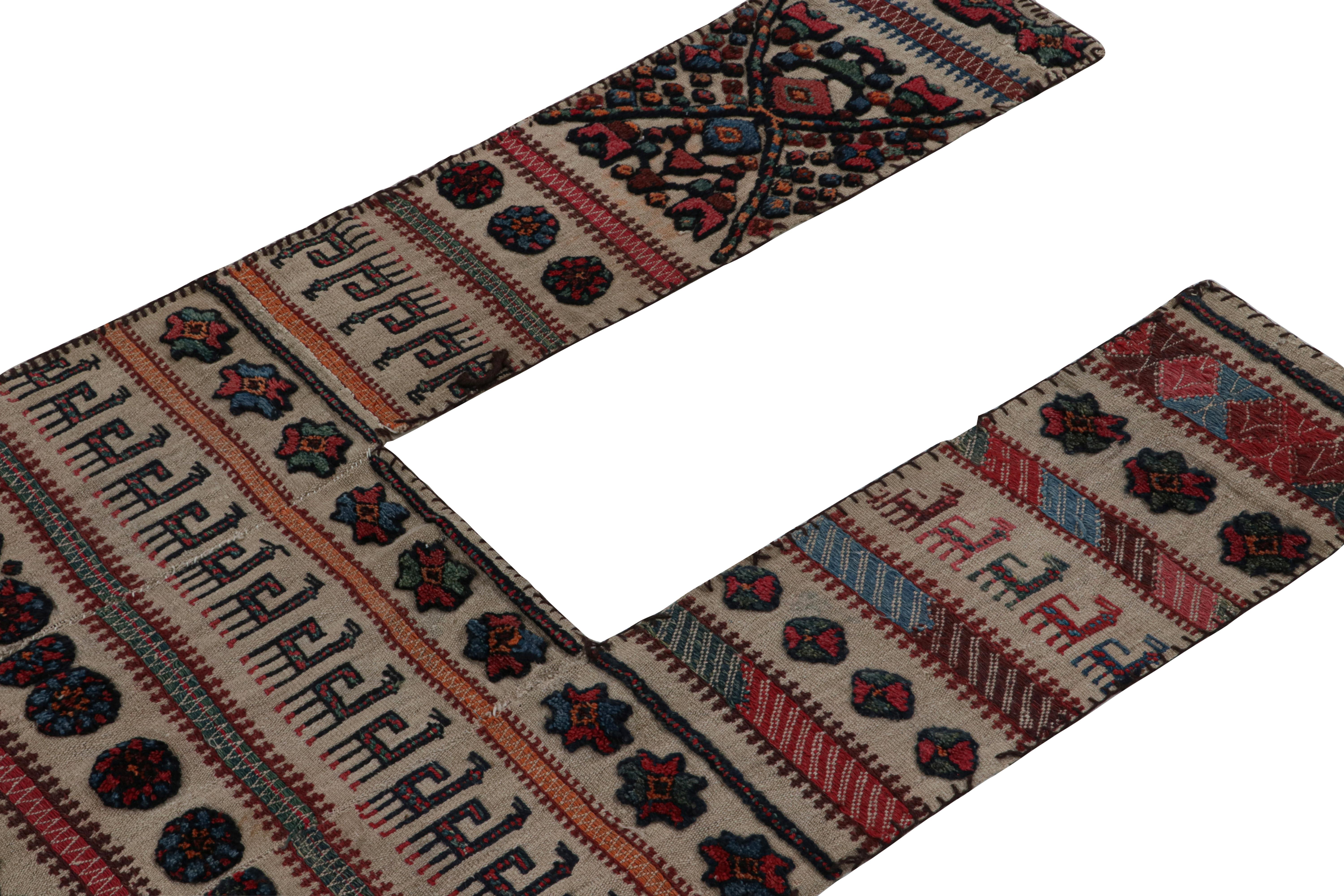 Tissé à la main Revêtement cheval persan ancien à motifs géométriques colorés, de Rug & Kilim en vente