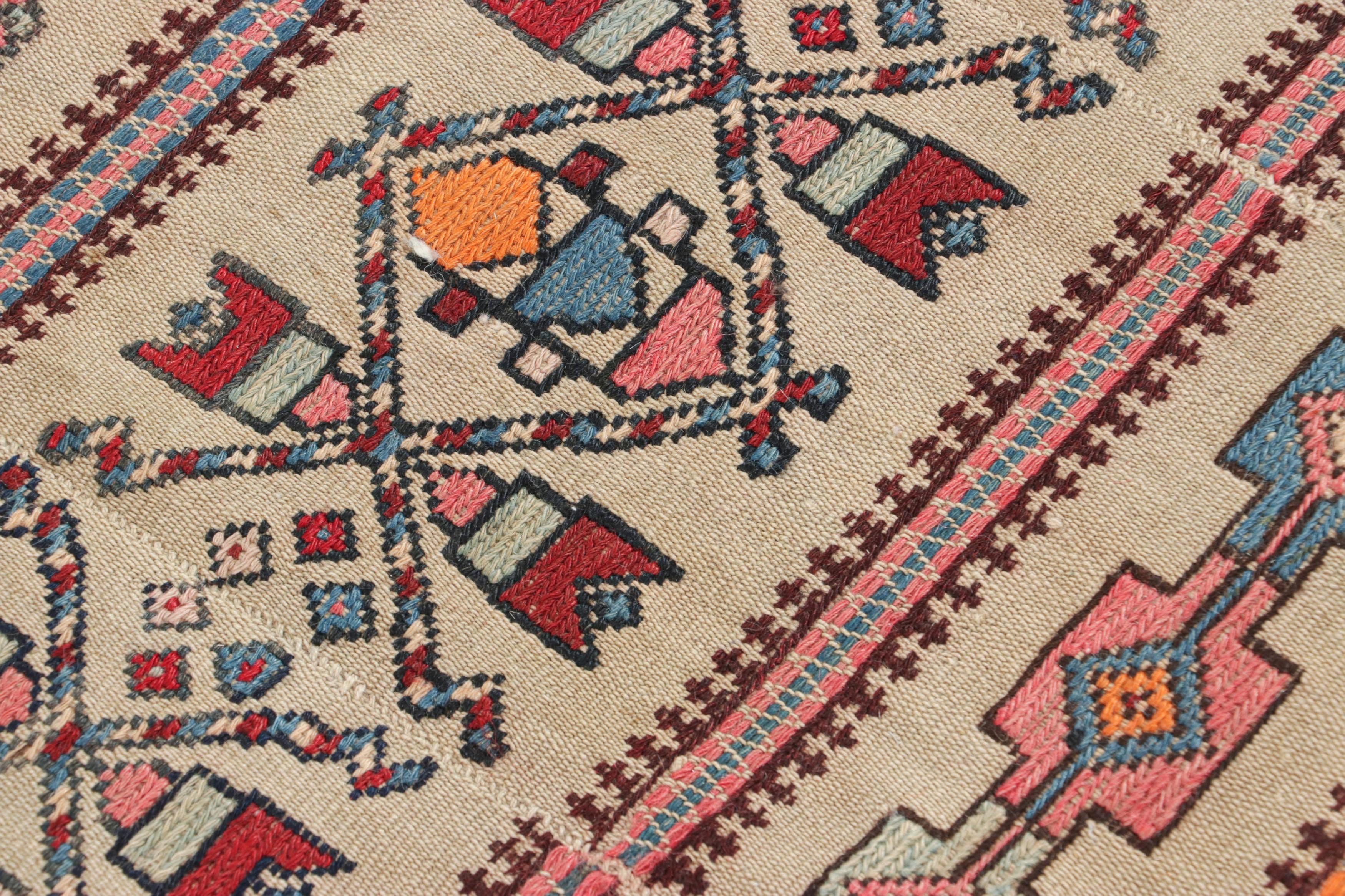 Tissé à la main en laine vers 1910-1920, ce textile de 4x4 est une ancienne housse de cheval persan de collection, de provenance tribale. 

Sur le Design :

Les connaisseurs noteront que cette pièce a été ouverte, comme d'autres sacs, tapis et