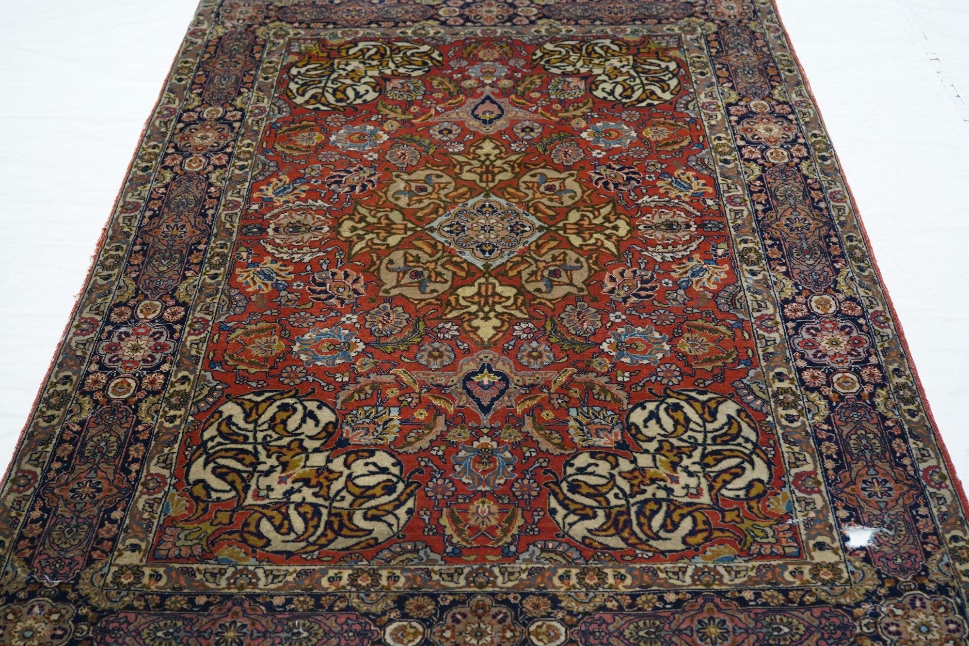 Fina Alfombra Persa Antigua Isfahan 4'6'' x 6'7'' en venta 1