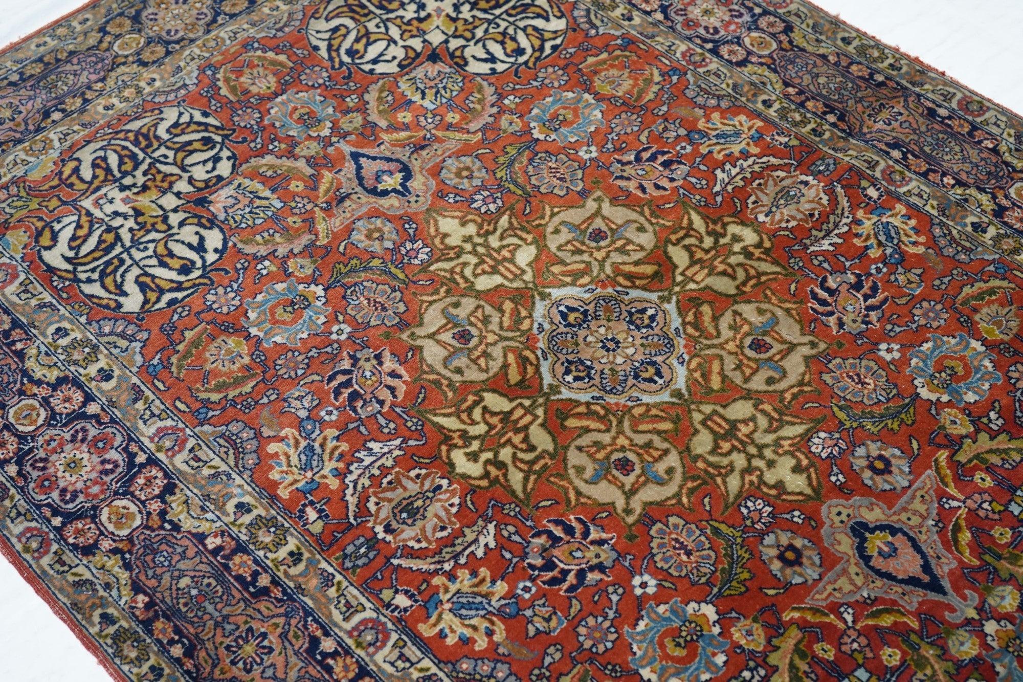 Fine Antique Persian Isfahan Rug 4'6'' x 6'7'' In Good Condition For Sale In New York, NY