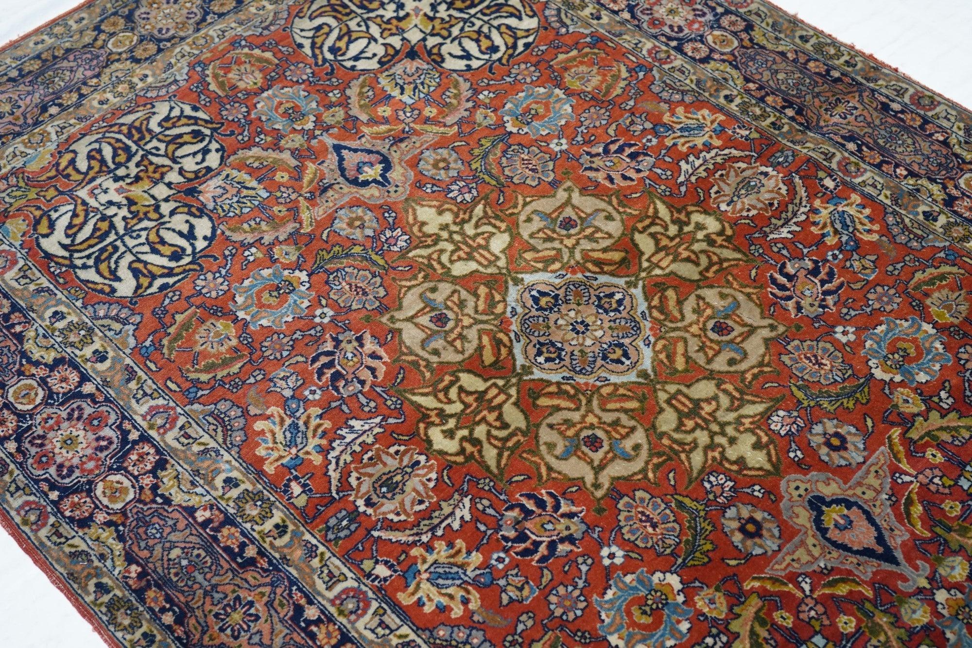 Fina Alfombra Persa Antigua Isfahan 4'6'' x 6'7'' en Bueno estado para la venta en New York, NY