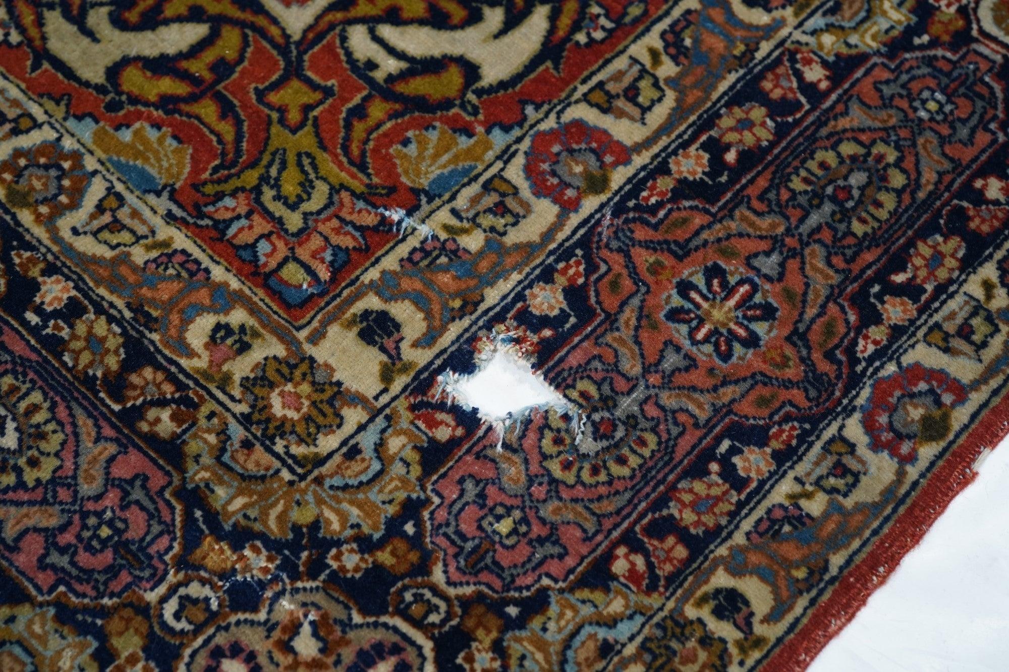Fina Alfombra Persa Antigua Isfahan 4'6'' x 6'7'' mediados del siglo XX en venta