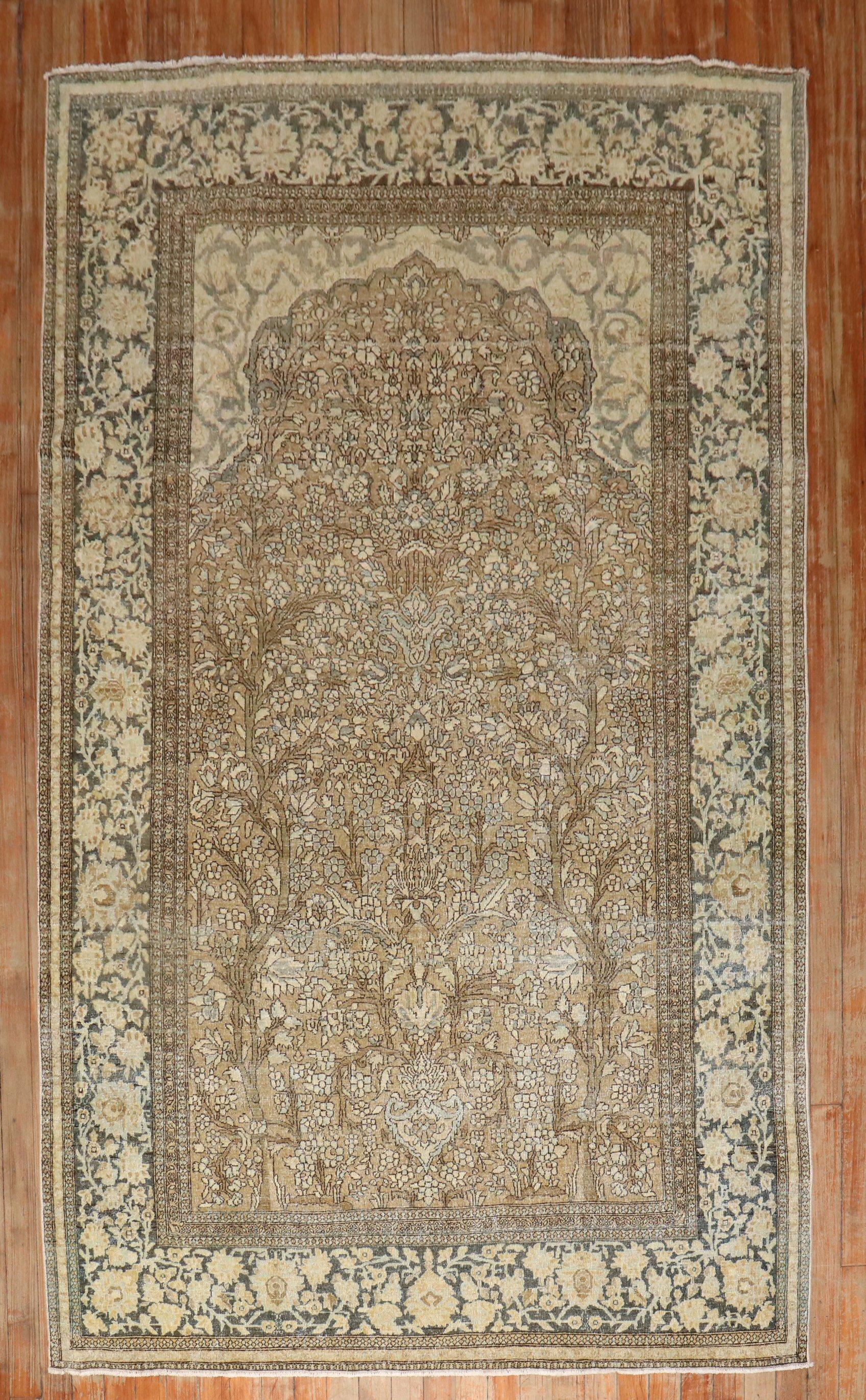 Beautiful Persian Isfahan rug with a mihrab pattern in brown and green from the 1st quarter of the 20th century

4'6'' x 7'6''.