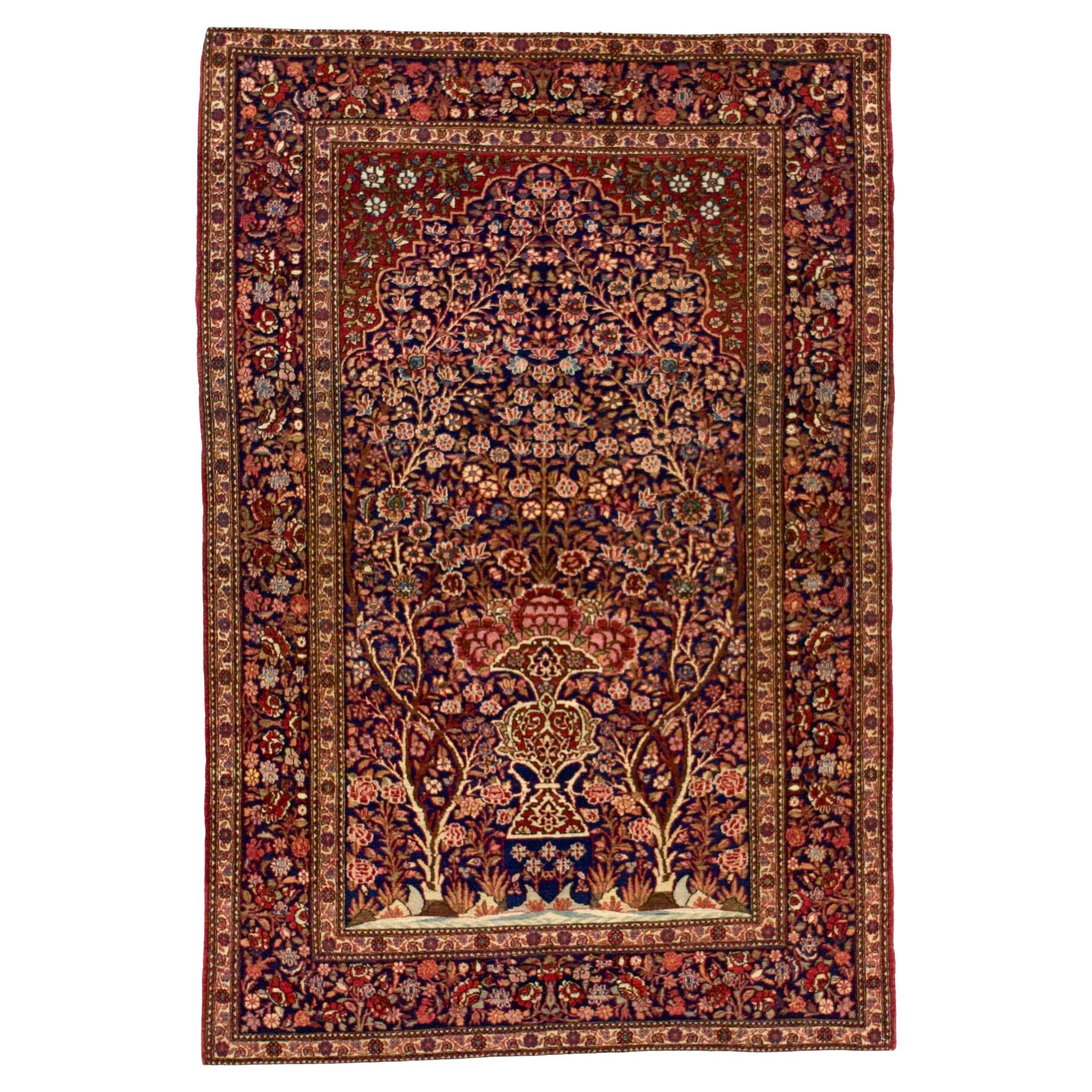 Tapis persan antique Isfahan One of Pair 4'5" x 6'8" (une paire) en vente