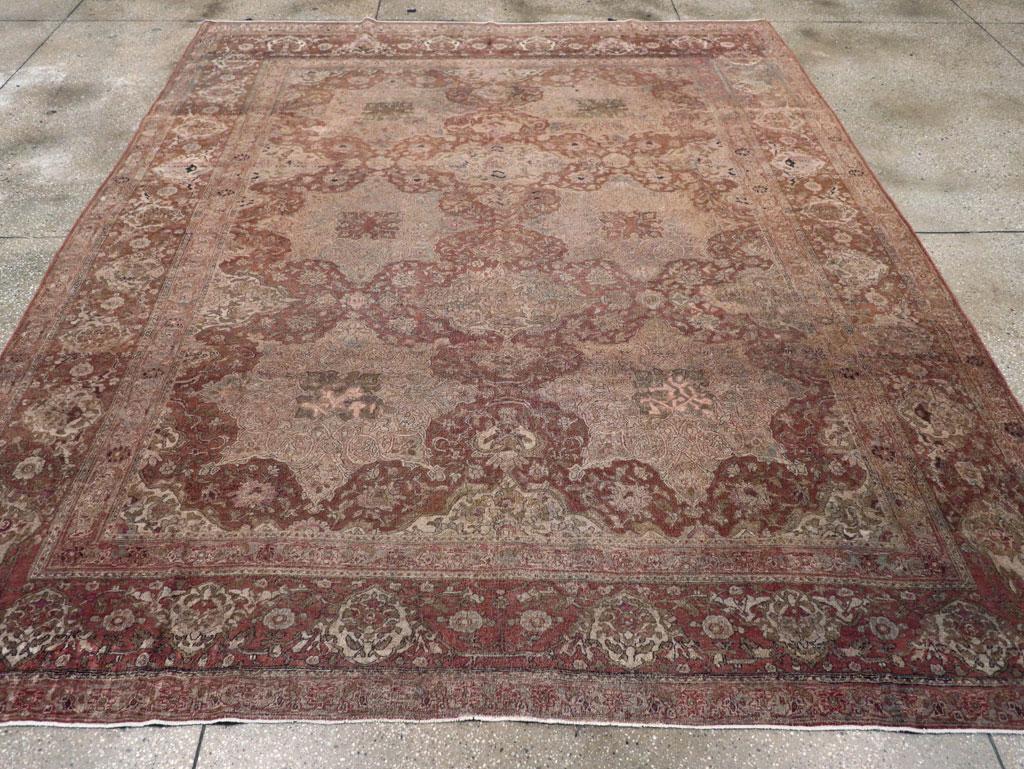 Dieser exquisite persische Isfahan-Teppich aus dem frühen 20. Jahrhundert mit den Maßen 8' 11