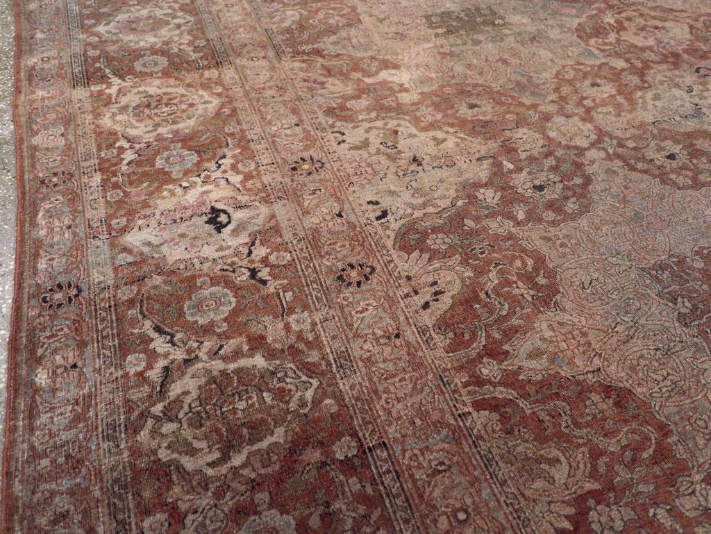 Antiker persischer Isfahan-Teppich in Zimmergröße (Persisch) im Angebot