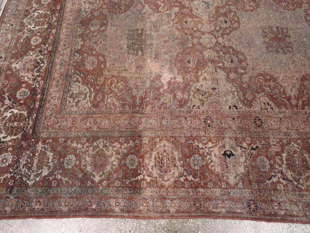 Antiker persischer Isfahan-Teppich in Zimmergröße im Zustand „Hervorragend“ im Angebot in New York, NY
