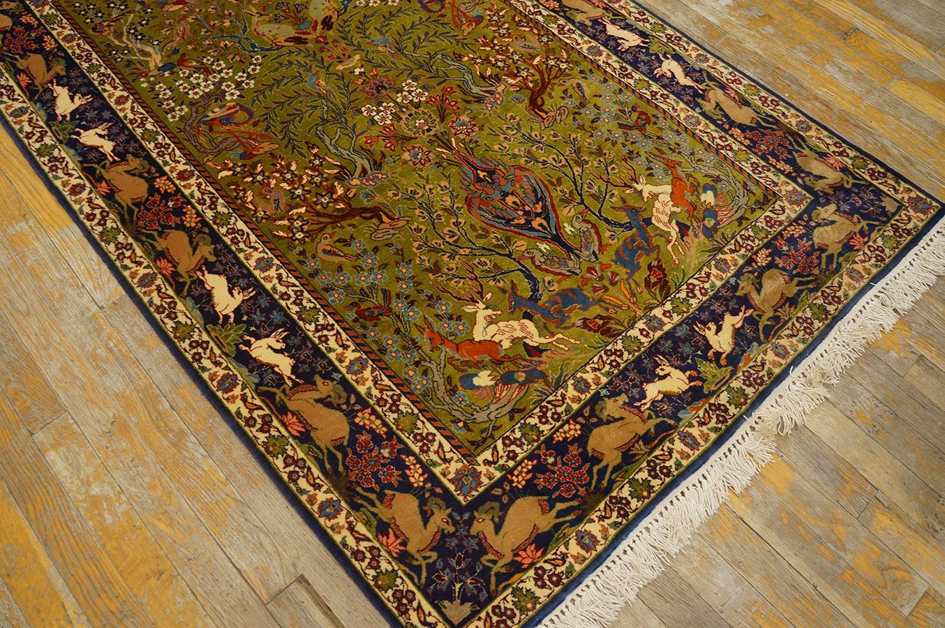 Early 20th Century Mid 20th Century Persian Isfahan Carpet ( 3' 6'' x 5' 4'' - 107 x 163 cm) For Sale
