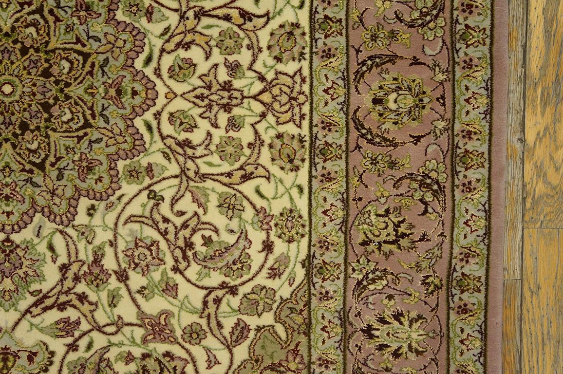Antiker persischer Isfahan-Teppich  3' 8''x5' 7'' (Handgeknüpft) im Angebot