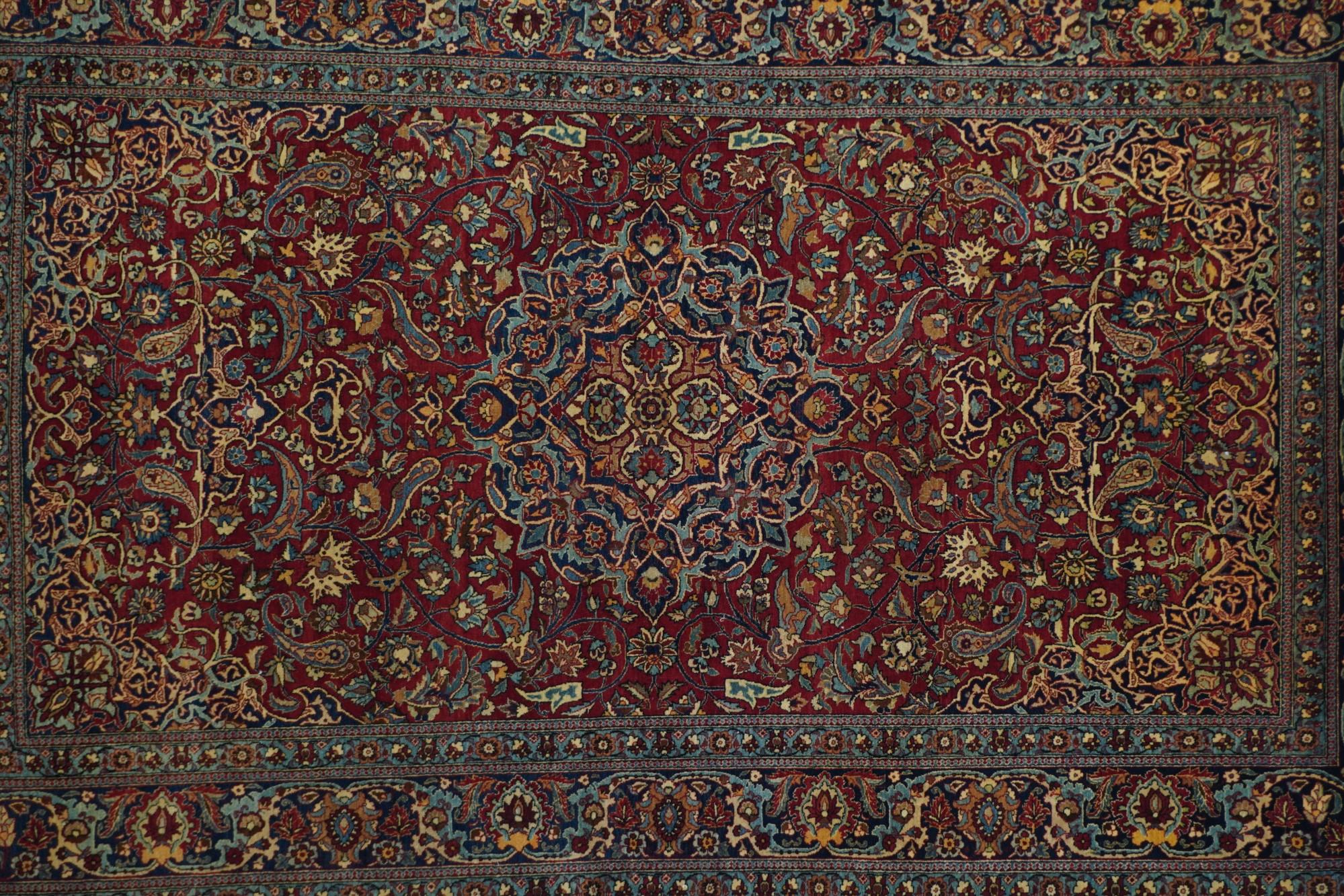 Antiker persischer Isfahan-Teppich 4'4'' x 7'2'' (Persisch) im Angebot