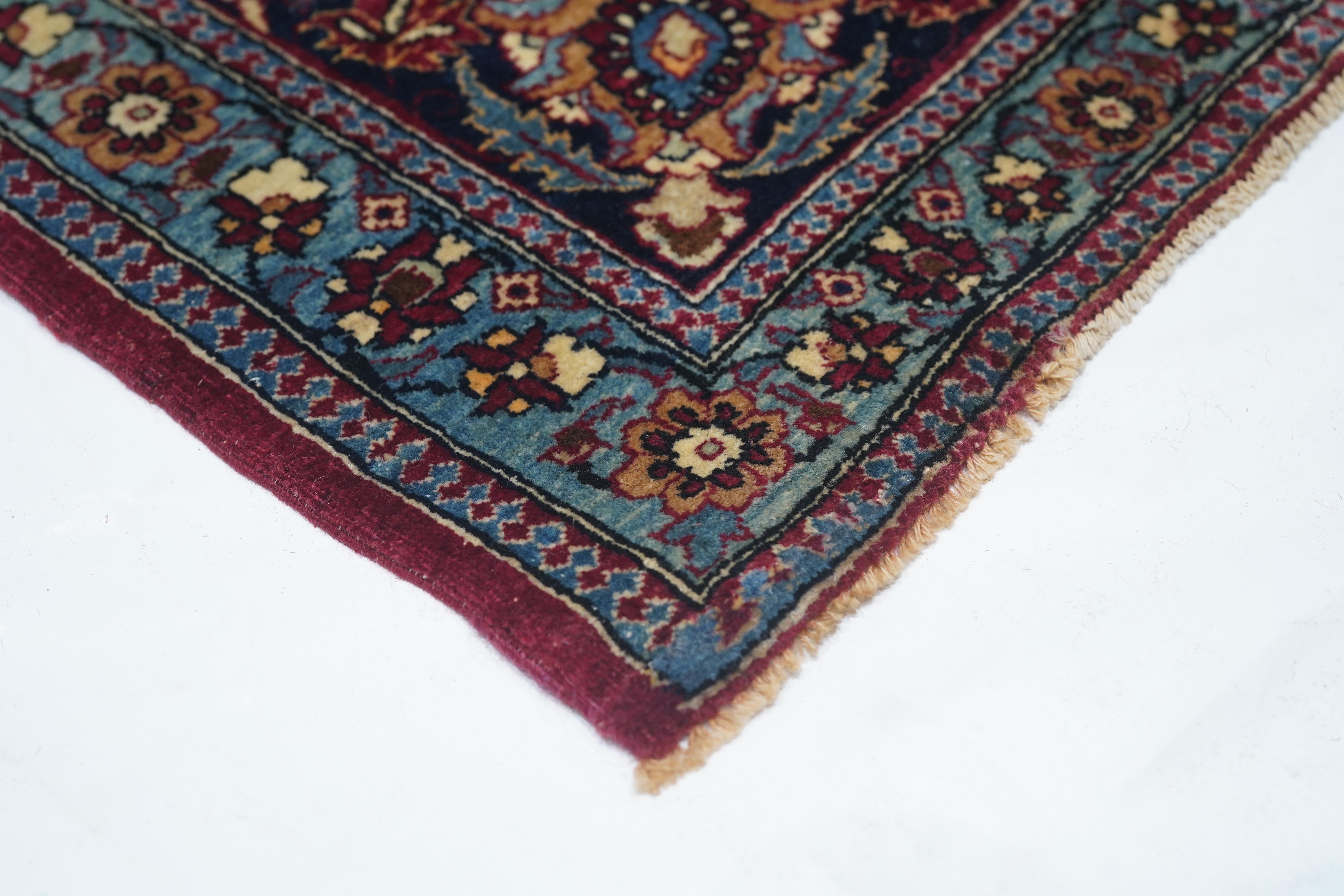 Antiker persischer Isfahan-Teppich 4'4'' x 7'2'' im Zustand „Gut“ im Angebot in New York, NY