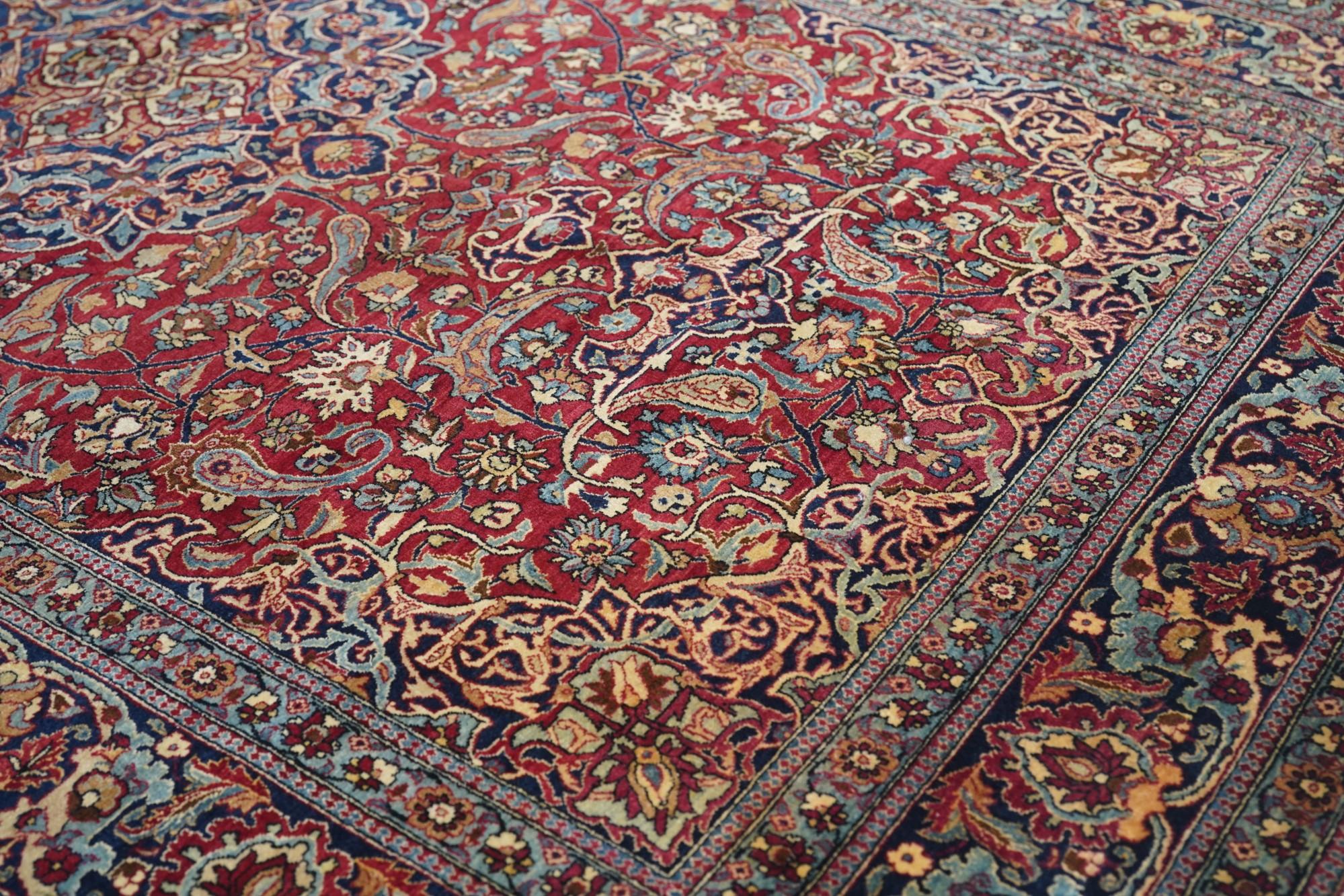 Antiker persischer Isfahan-Teppich 4'4'' x 7'2'' (20. Jahrhundert) im Angebot