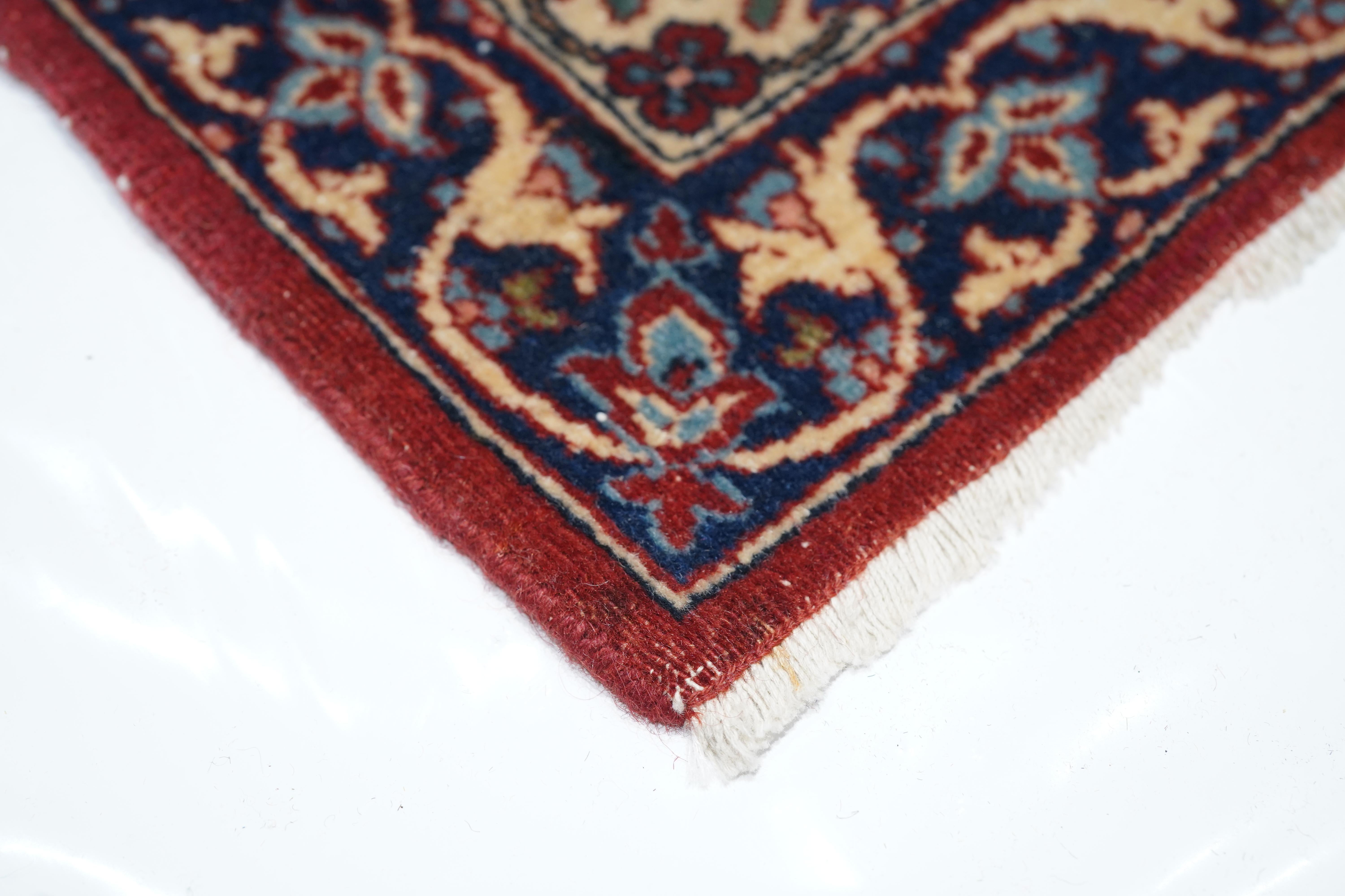 Antiker persischer Isfahan-Teppich 6'11'' x 10'0'' (Persisch) im Angebot