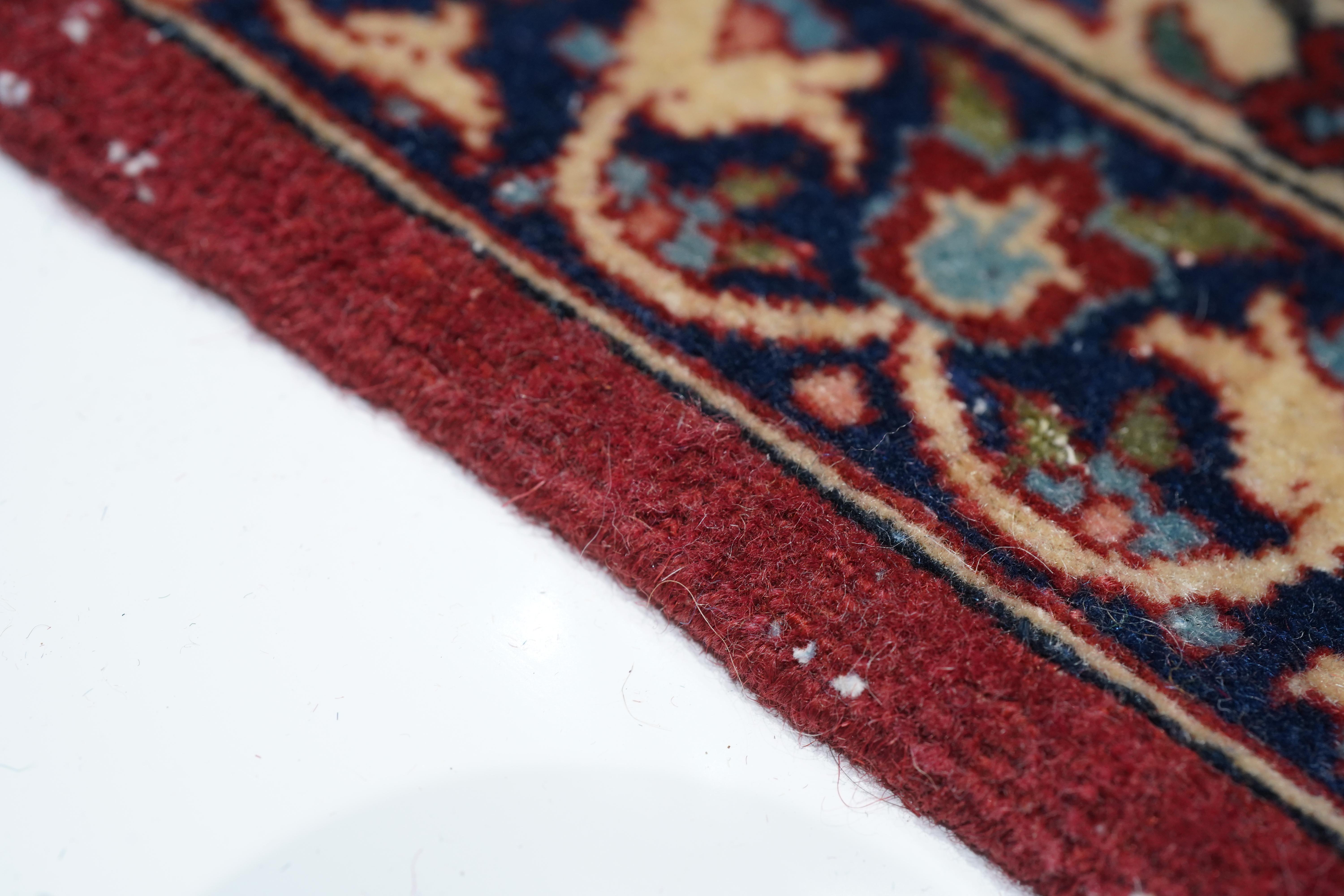Antiker persischer Isfahan-Teppich 6'11'' x 10'0'' im Zustand „Gut“ im Angebot in New York, NY