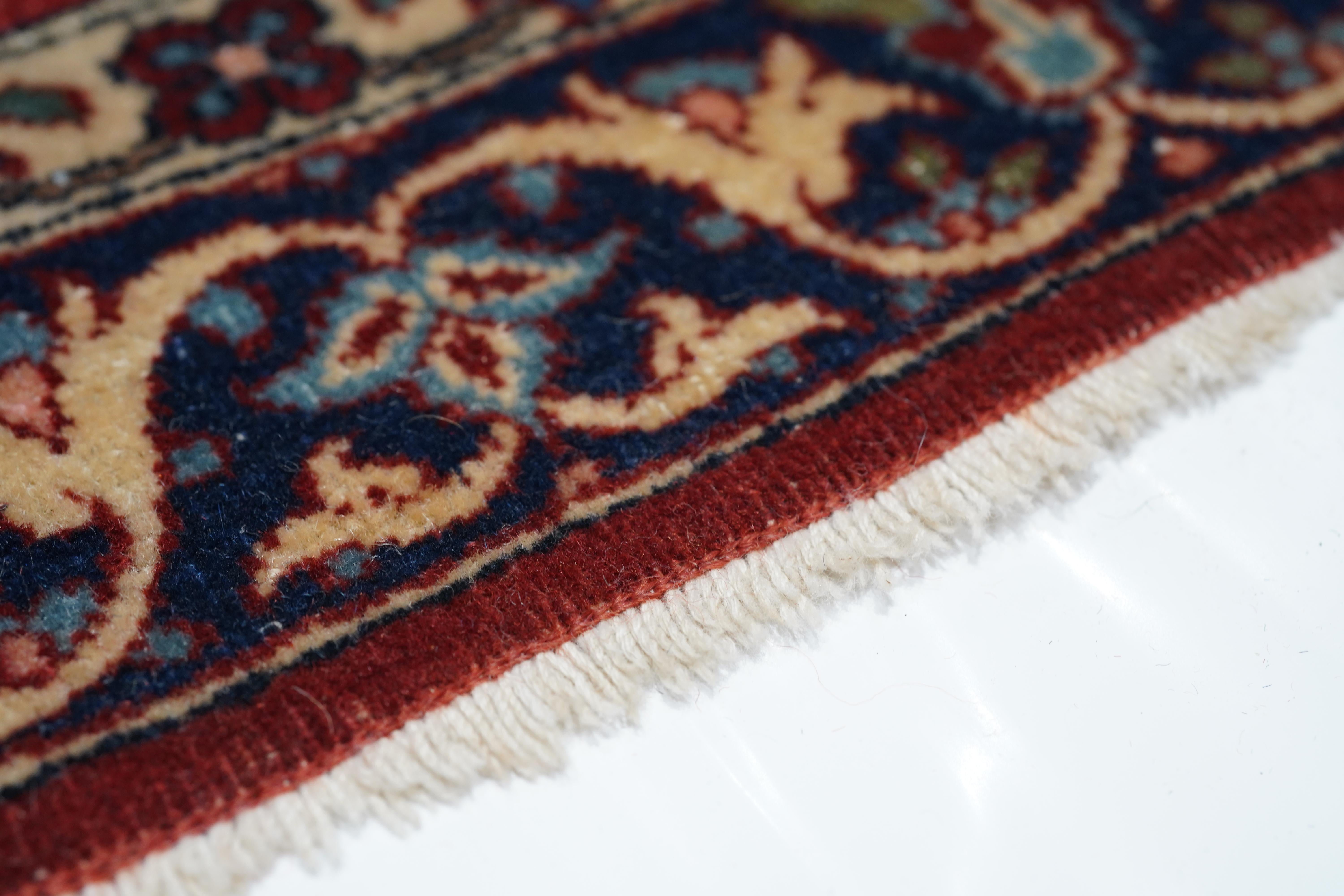 Antiker persischer Isfahan-Teppich 6'11'' x 10'0'' (20. Jahrhundert) im Angebot