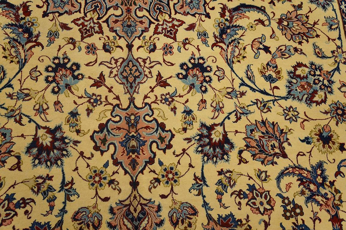 Antiker persischer Isfahan-Teppich 7' 0 Zoll x 10' 5 Zoll im Zustand „Gut“ im Angebot in New York, NY