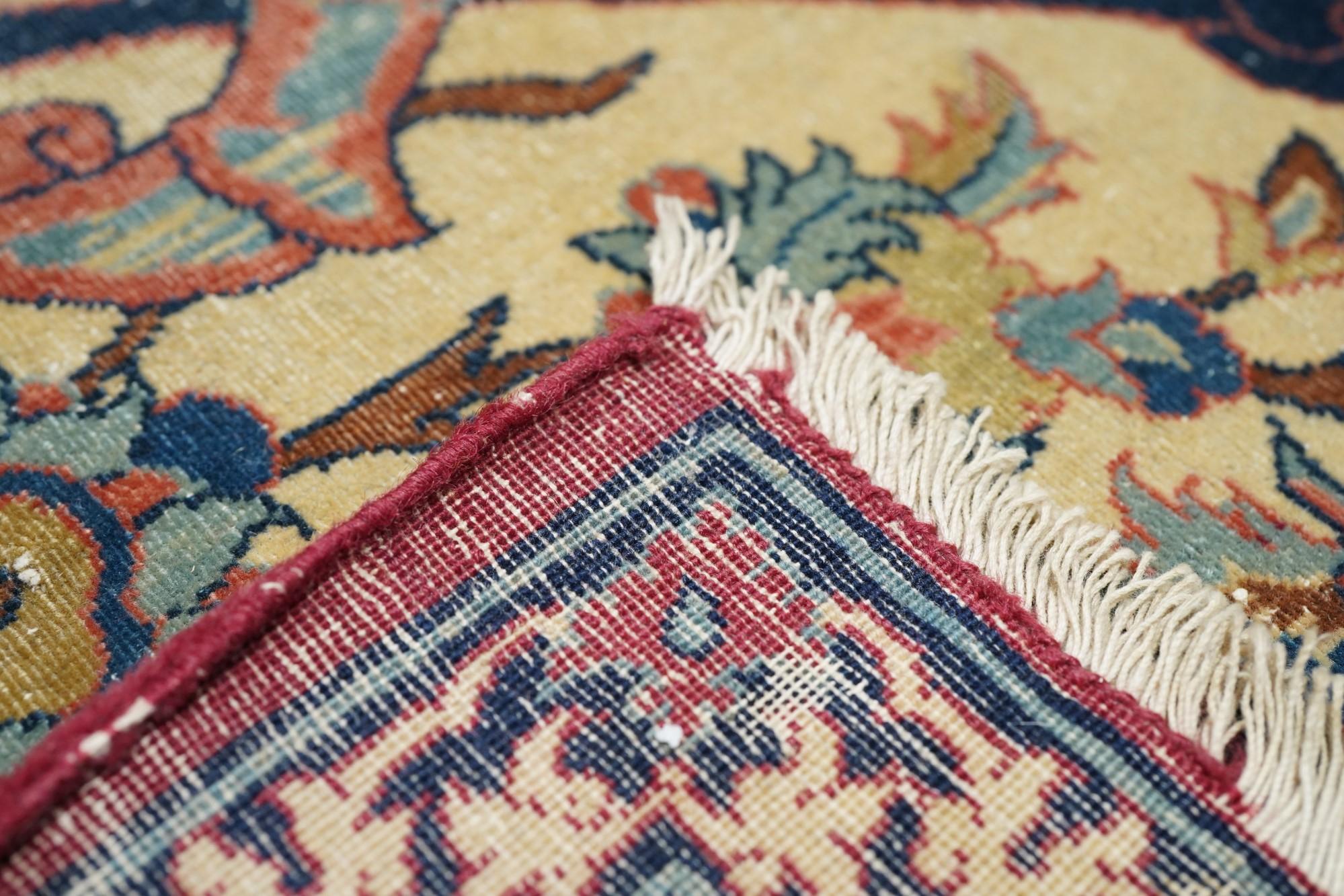Antiker persischer Isfahan-Teppich im Angebot 4