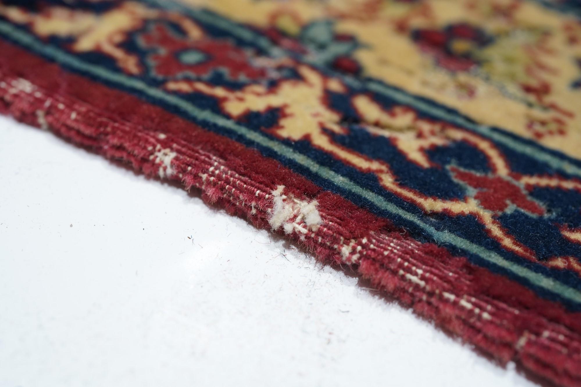 Antiker persischer Isfahan-Teppich im Zustand „Hervorragend“ im Angebot in New York, NY