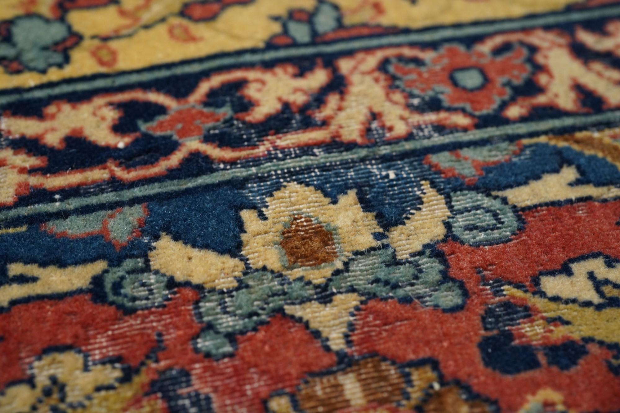 Antiker persischer Isfahan-Teppich im Angebot 3