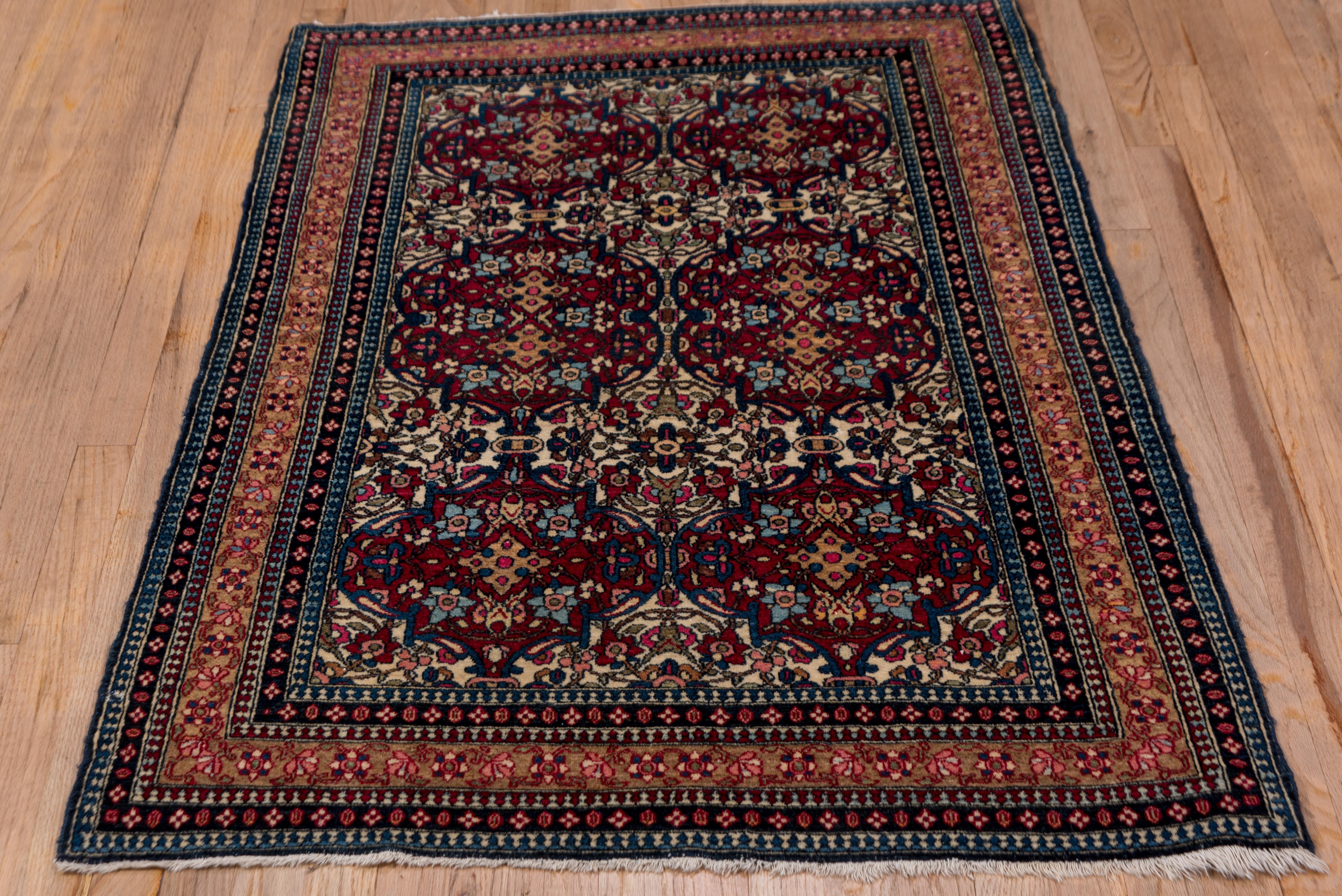 Alfombra Persa Isfahan Antigua, Campo Rojo Oscuro y Marfil, circa años 20 Anudado a mano en venta