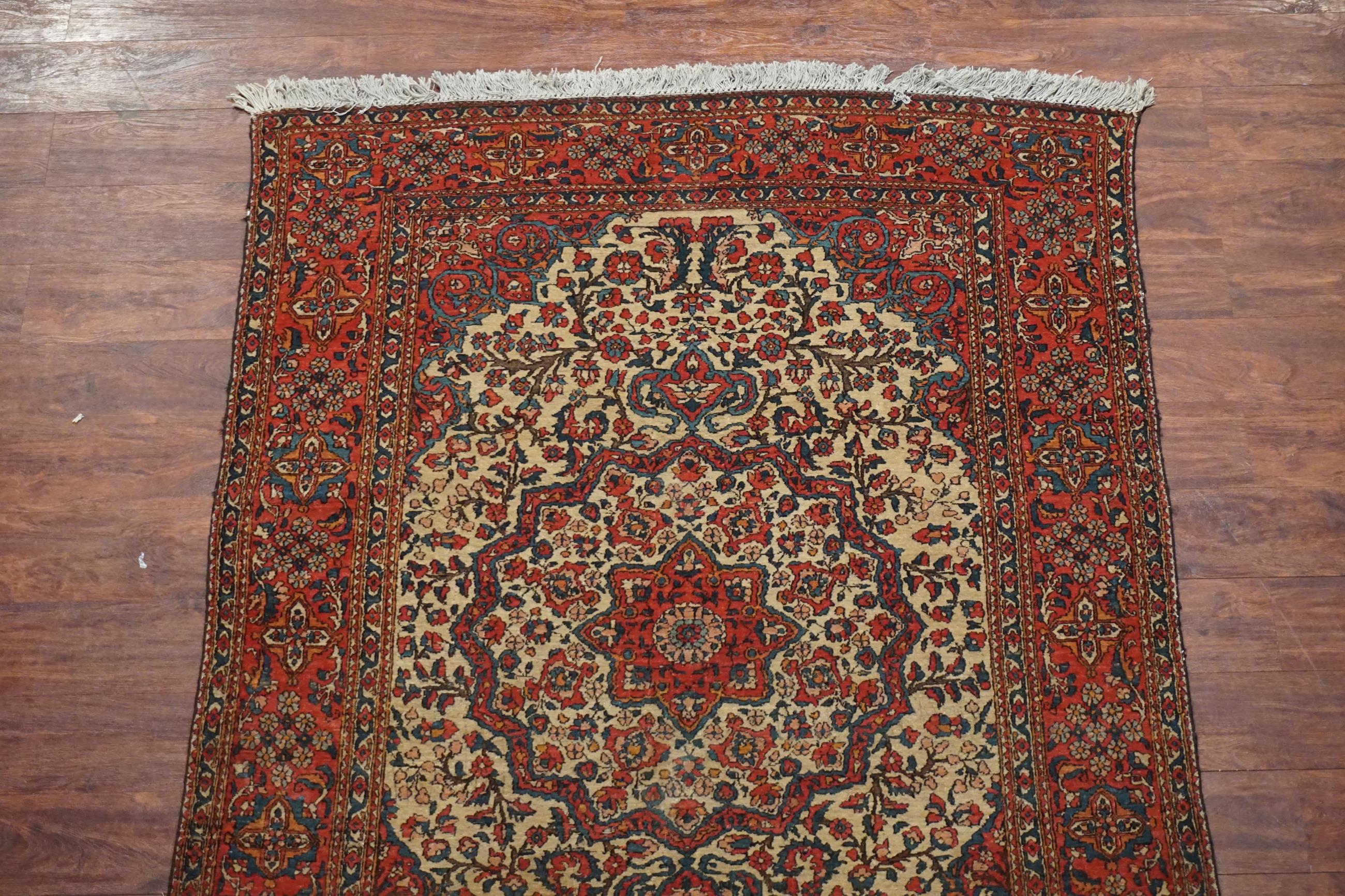 Antique Persian Isfahan Rug In Good Condition For Sale In Northridge, CA
