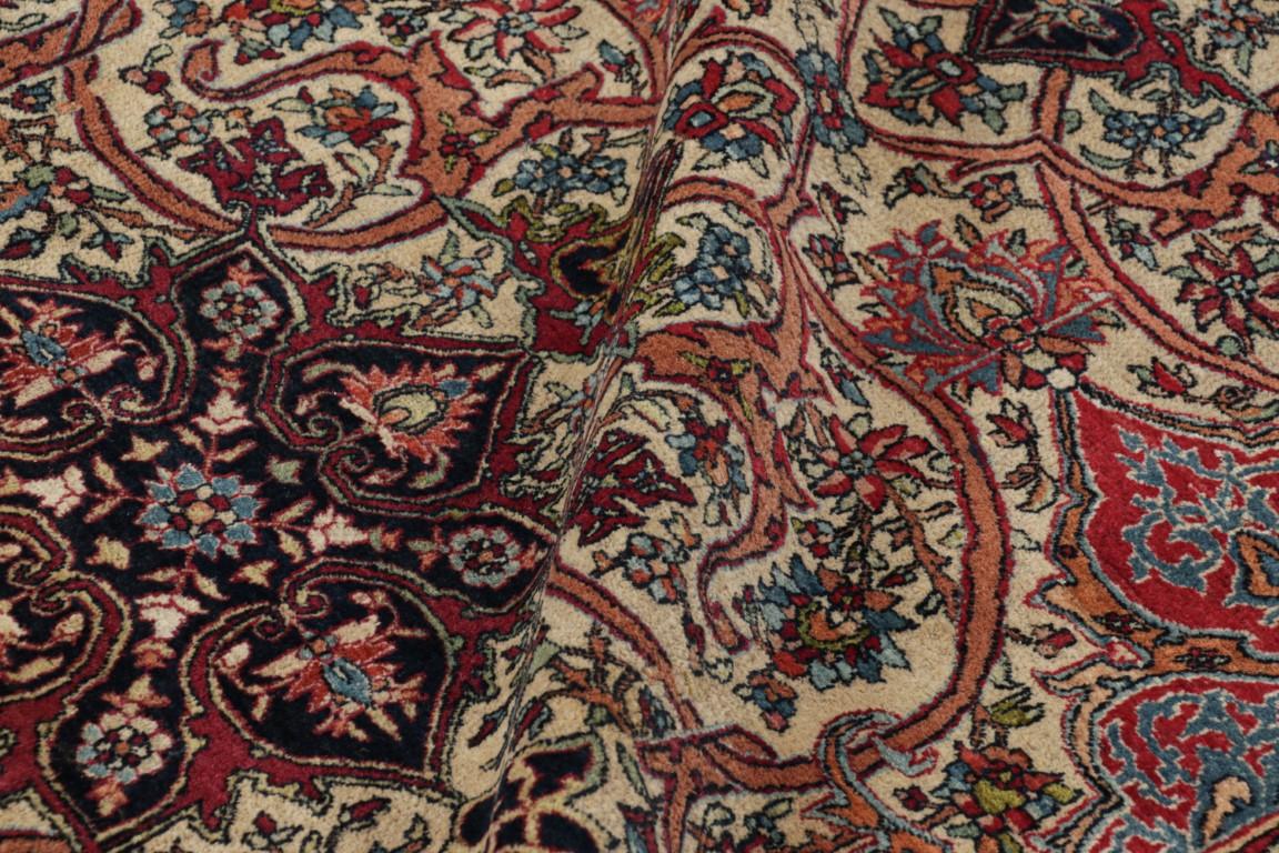 Antiker persischer Isfahan-Teppich in Rot, Beige und Blau mit Blumenmuster (Frühes 20. Jahrhundert) im Angebot