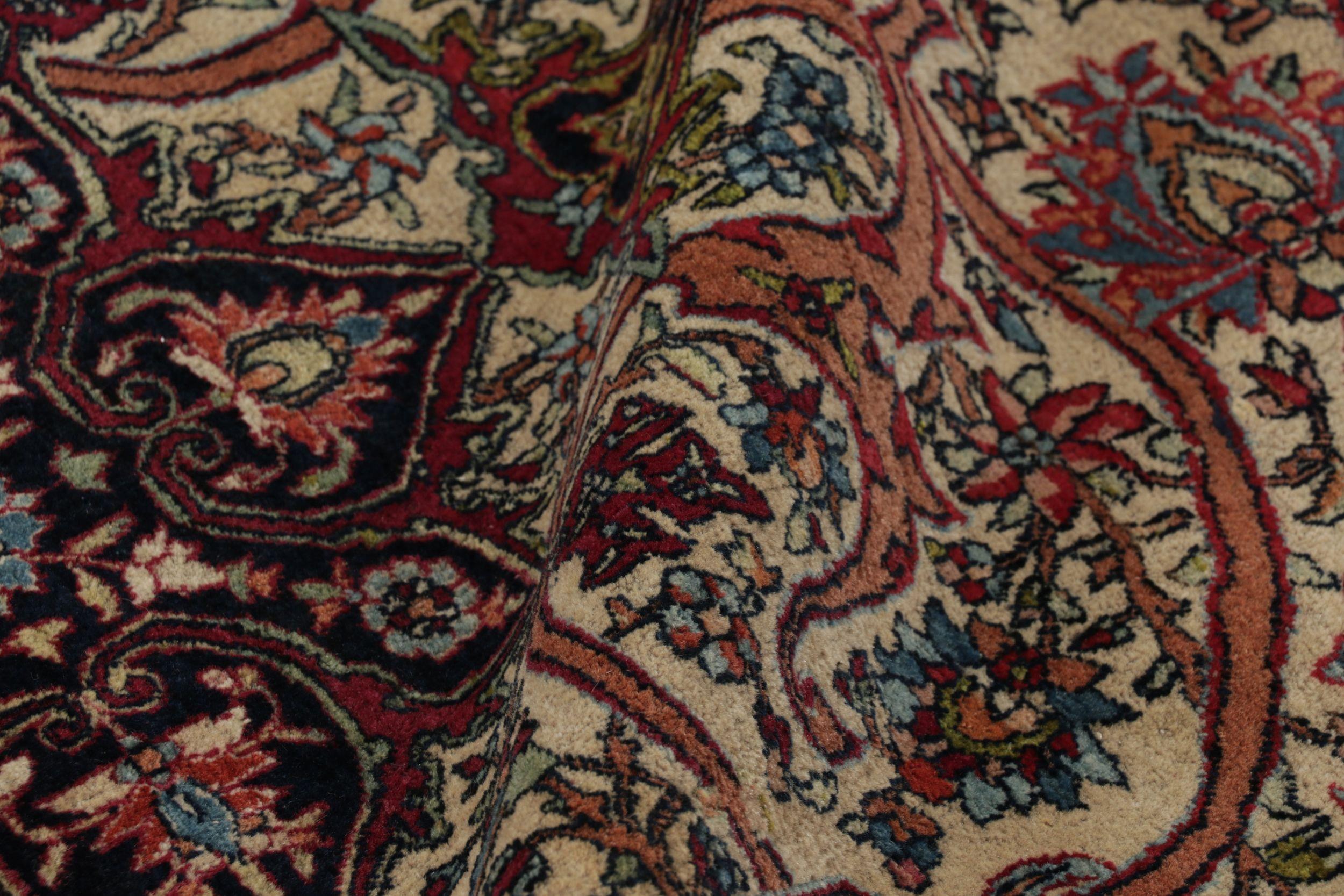 Antiker persischer Isfahan-Teppich in Rot, Beige und Blau mit Blumenmuster im Angebot 2