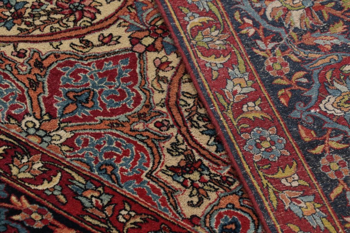 Antiker persischer Isfahan-Teppich in Rot, Beige und Blau mit Blumenmuster (Wolle) im Angebot