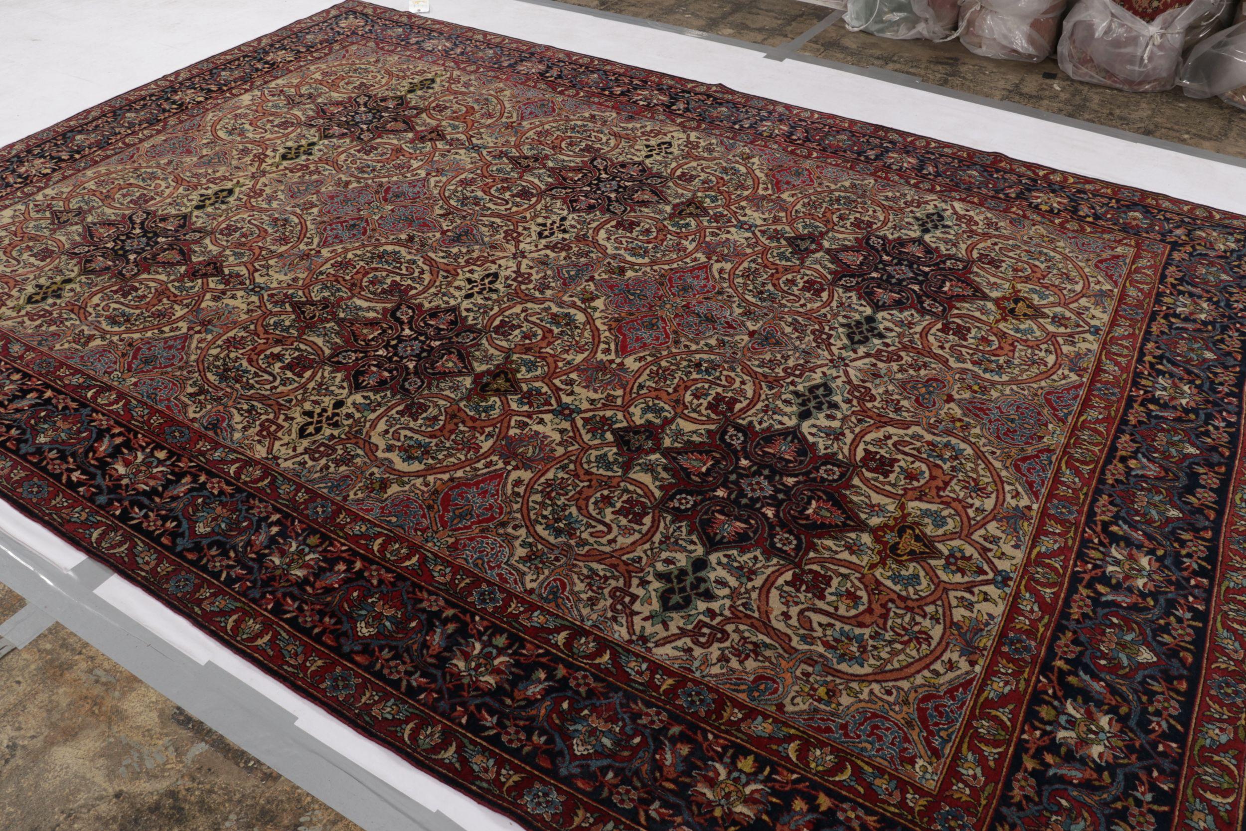 Dieser handgeknüpfte Wollteppich in der Größe 8x12 aus den neuesten Erwerbungen von Rug & Kilim stammt aus der Zeit um 1920-1930 und verkörpert den Stil des Isfahan-Teppichs, der unter den traditionellen Perserteppichen für seine Komplexität und